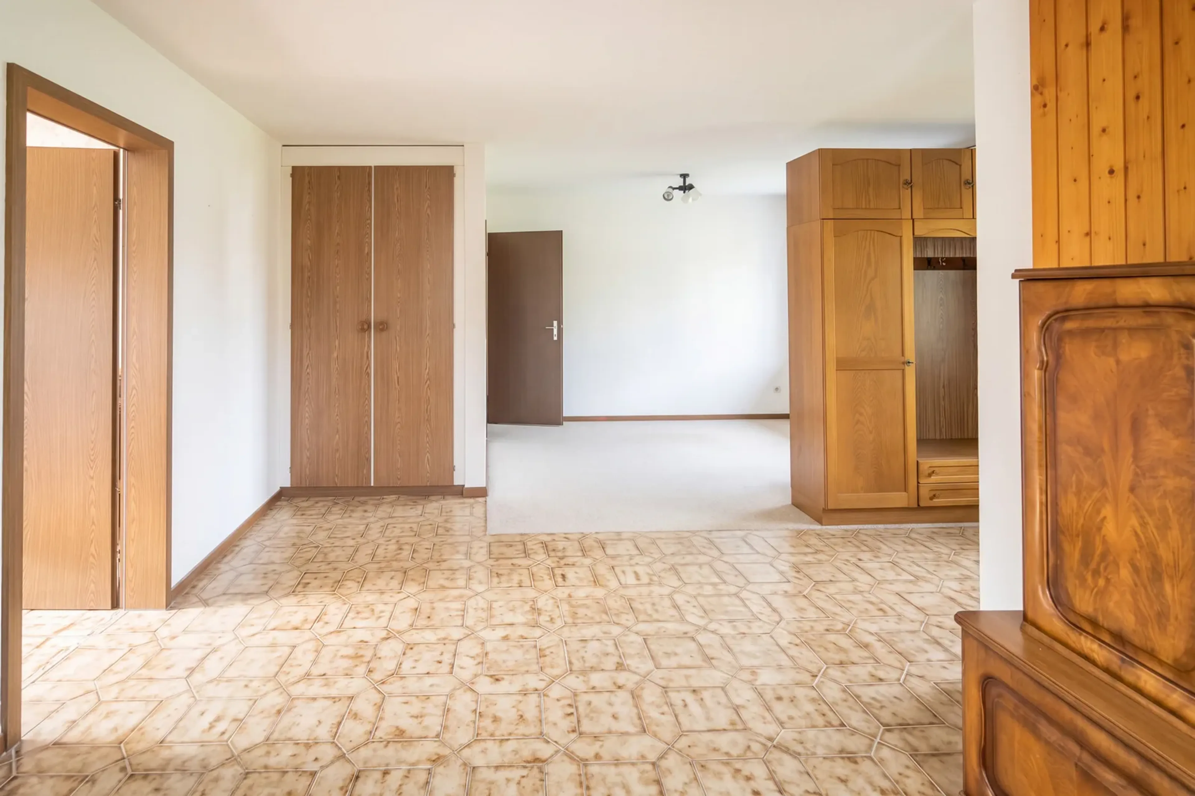 Freistehendes Einfamilienhaus mit Einliegerwohnung und Baulandreserve - 33