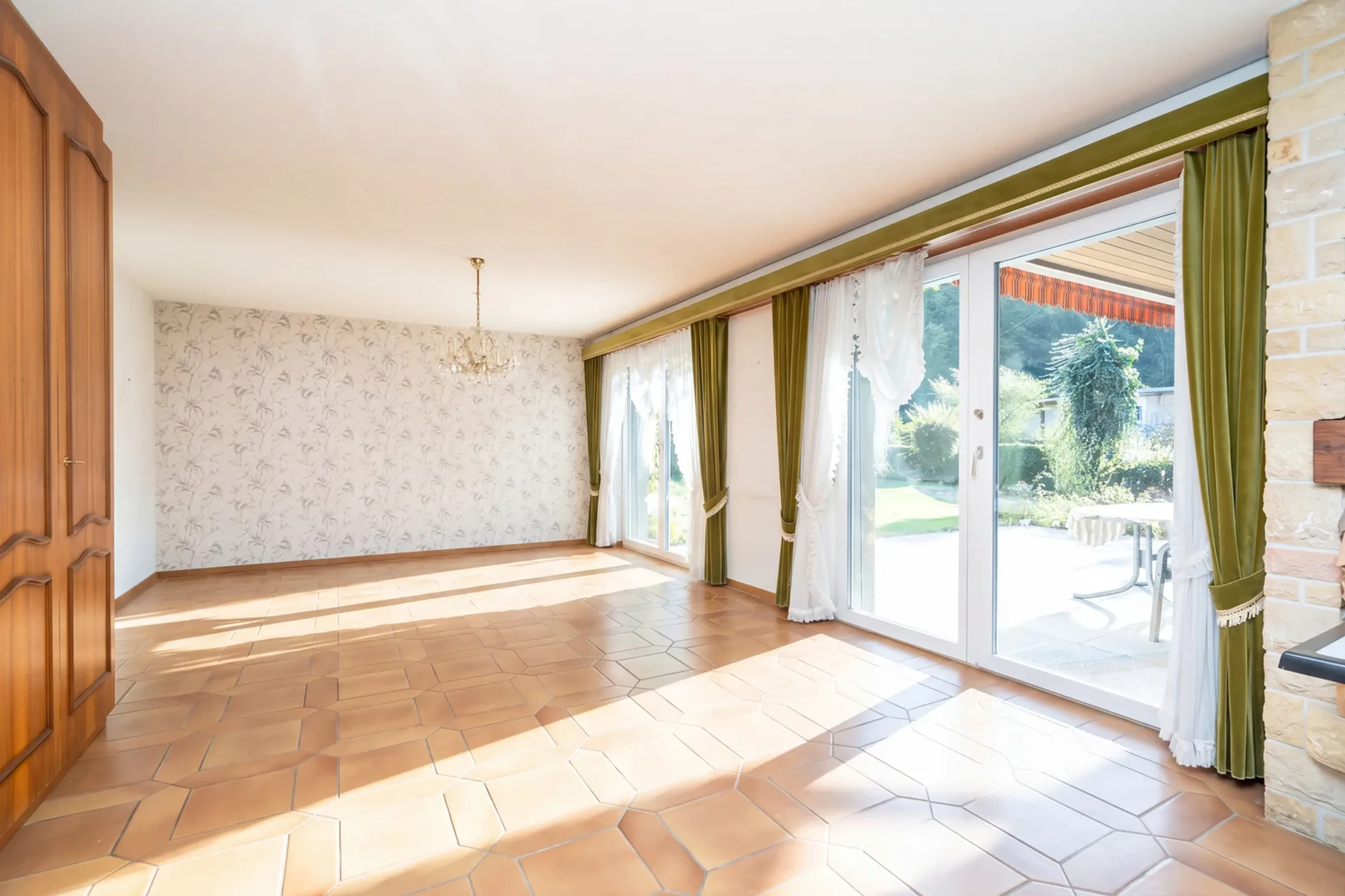 Freistehendes Einfamilienhaus mit Einliegerwohnung und Baulandreserve - 3