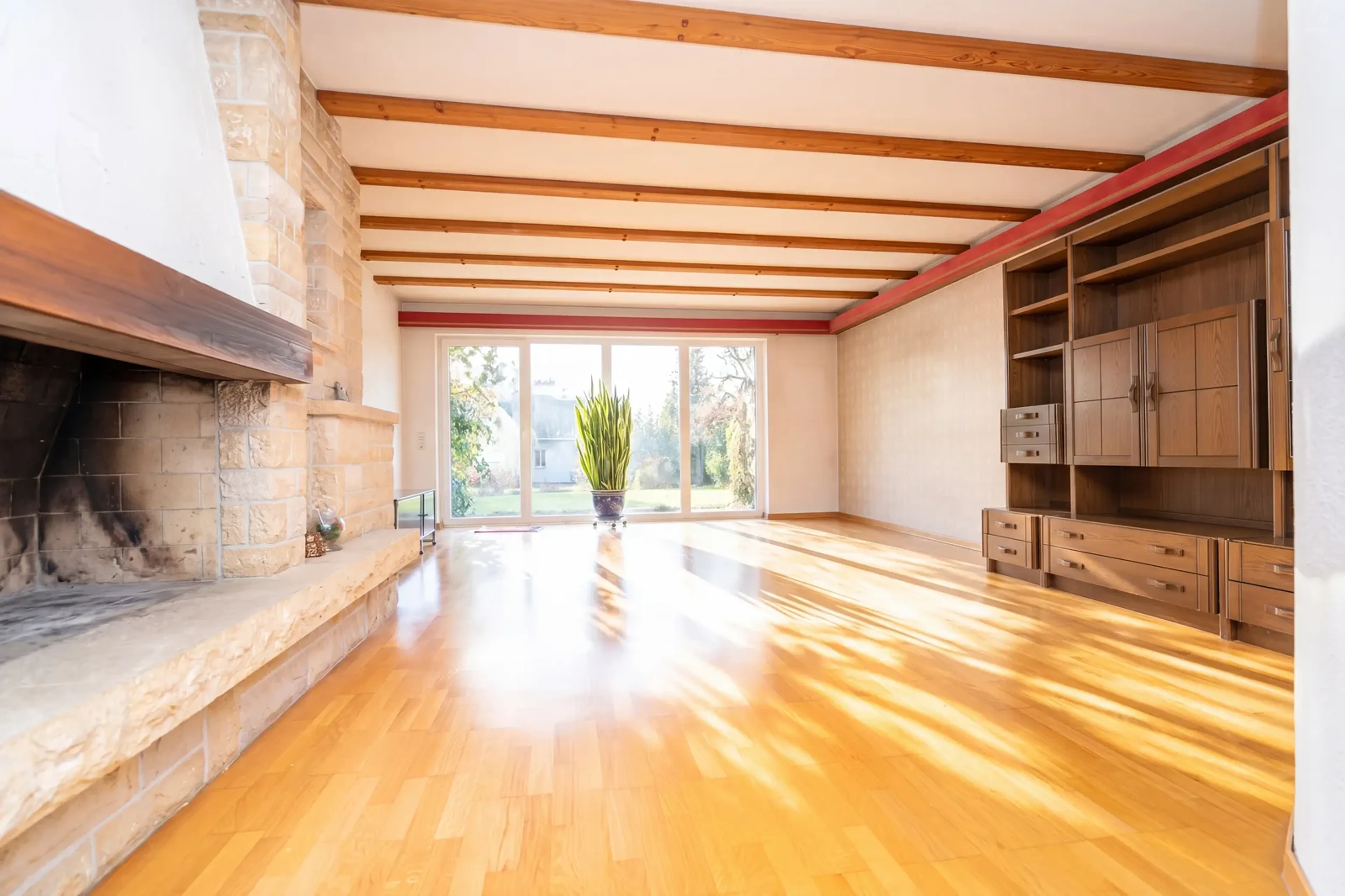Freistehendes Einfamilienhaus mit Einliegerwohnung und Baulandreserve - 4