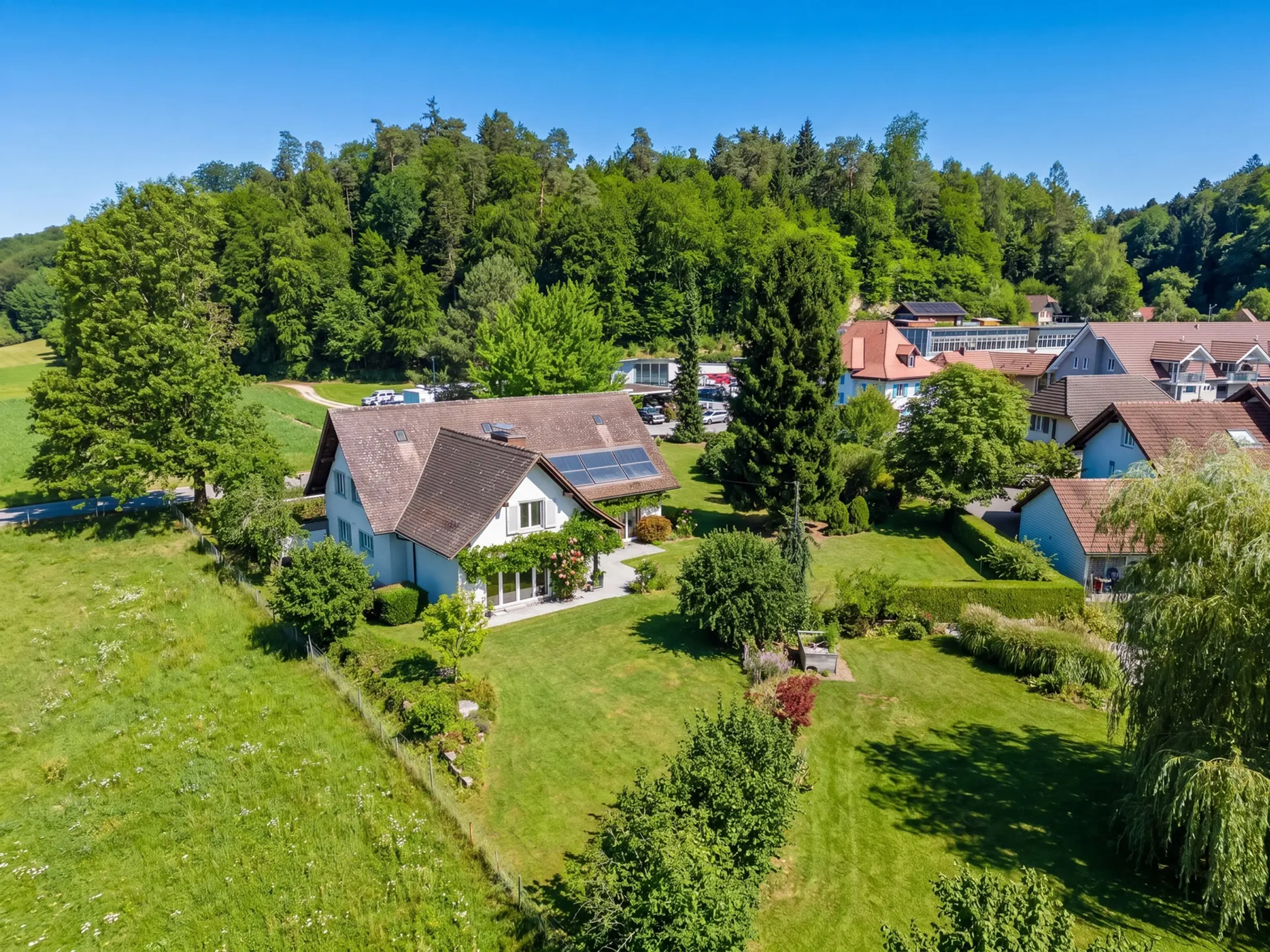 Freistehendes Einfamilienhaus mit Einliegerwohnung und Baulandreserve - 1