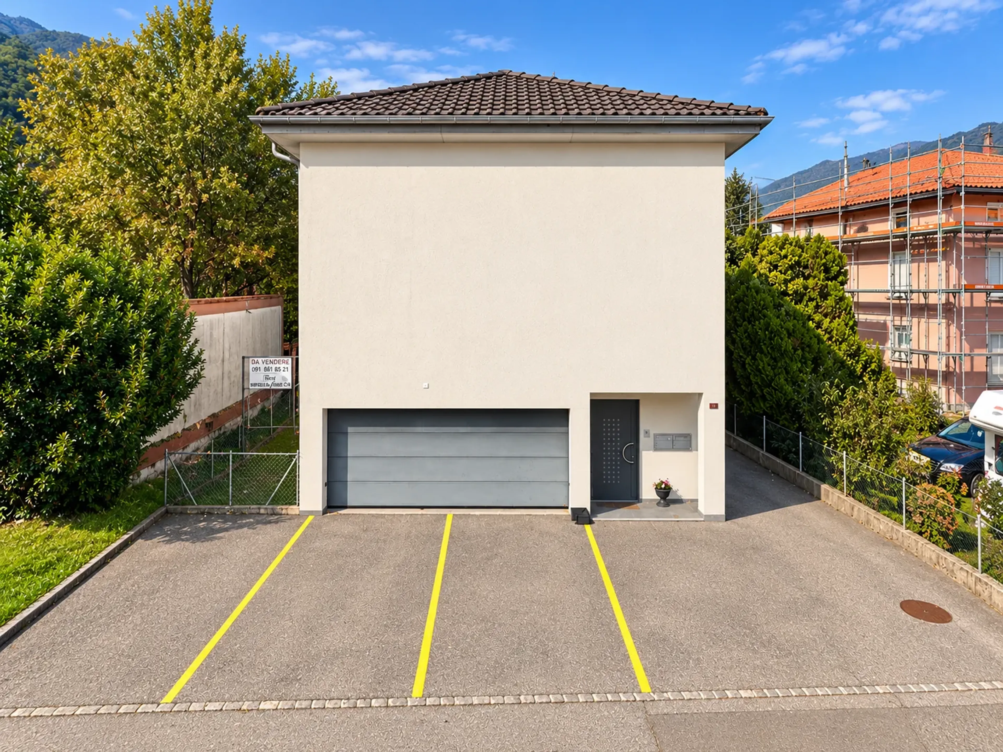 Casa plurifamiliare con due appartamenti, giardino e ampi spazi esterni - 4