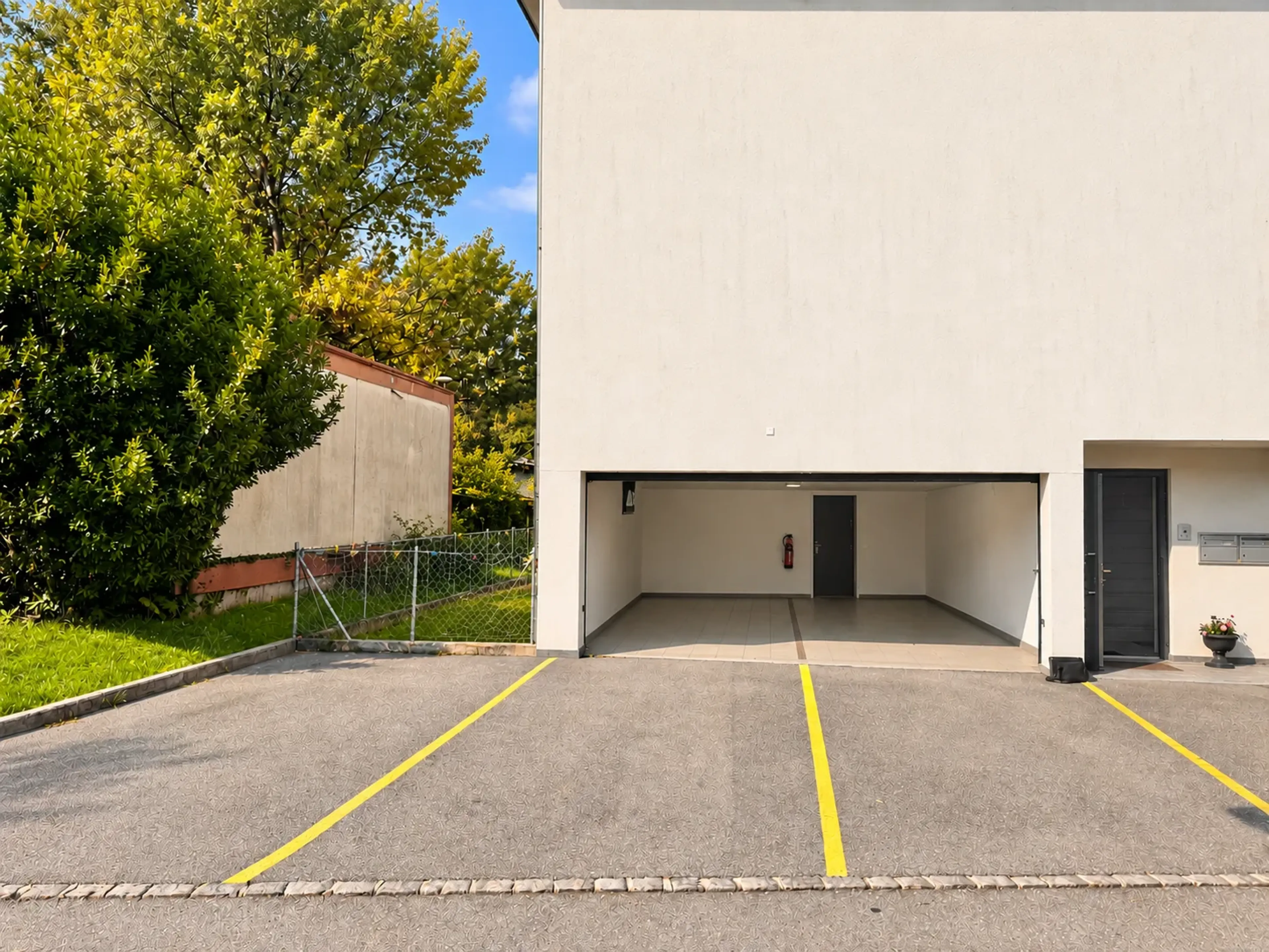 Casa plurifamiliare con due appartamenti, giardino e ampi spazi esterni - 5