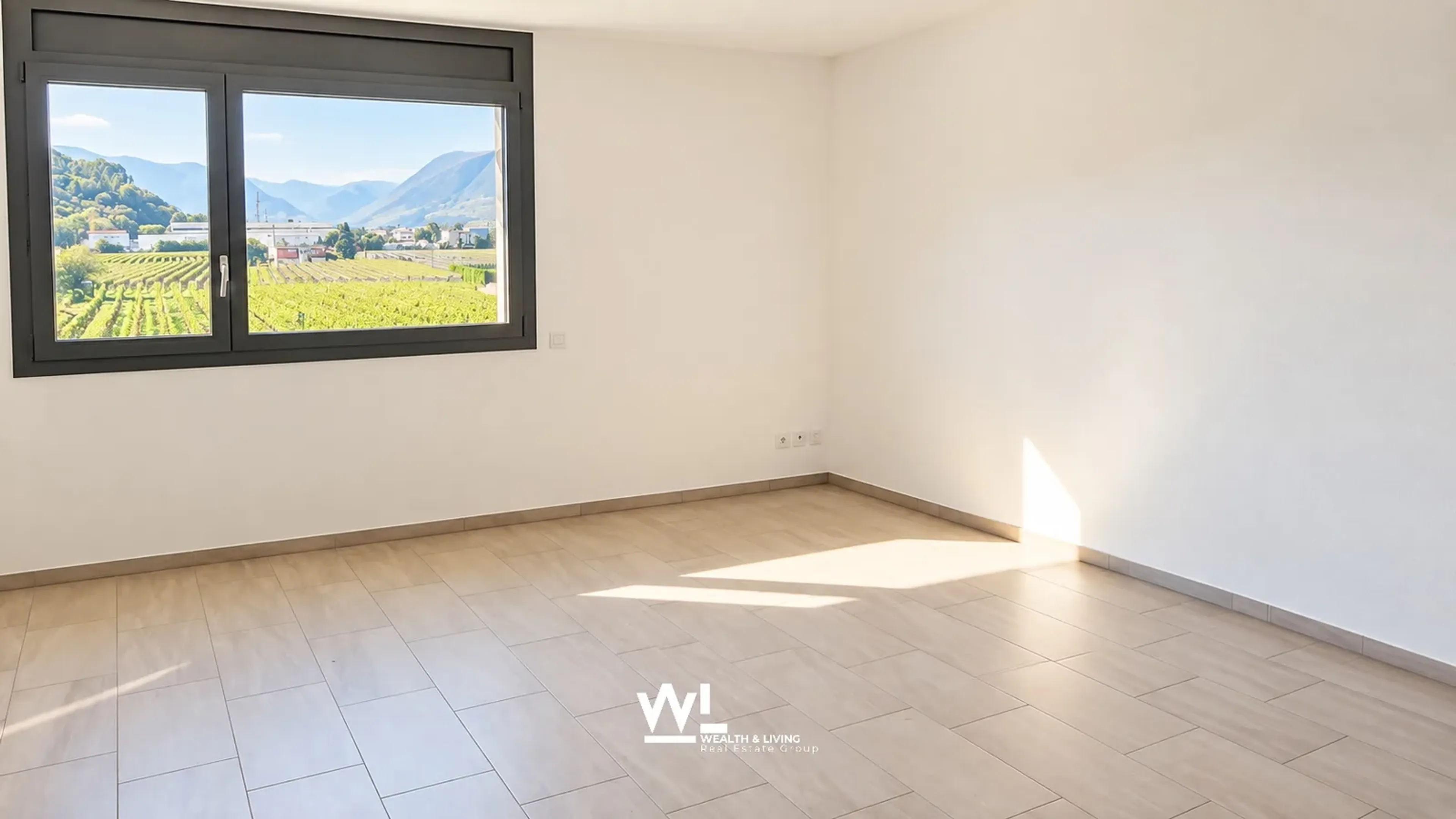 Casa plurifamiliare con due appartamenti, giardino e ampi spazi esterni - 7