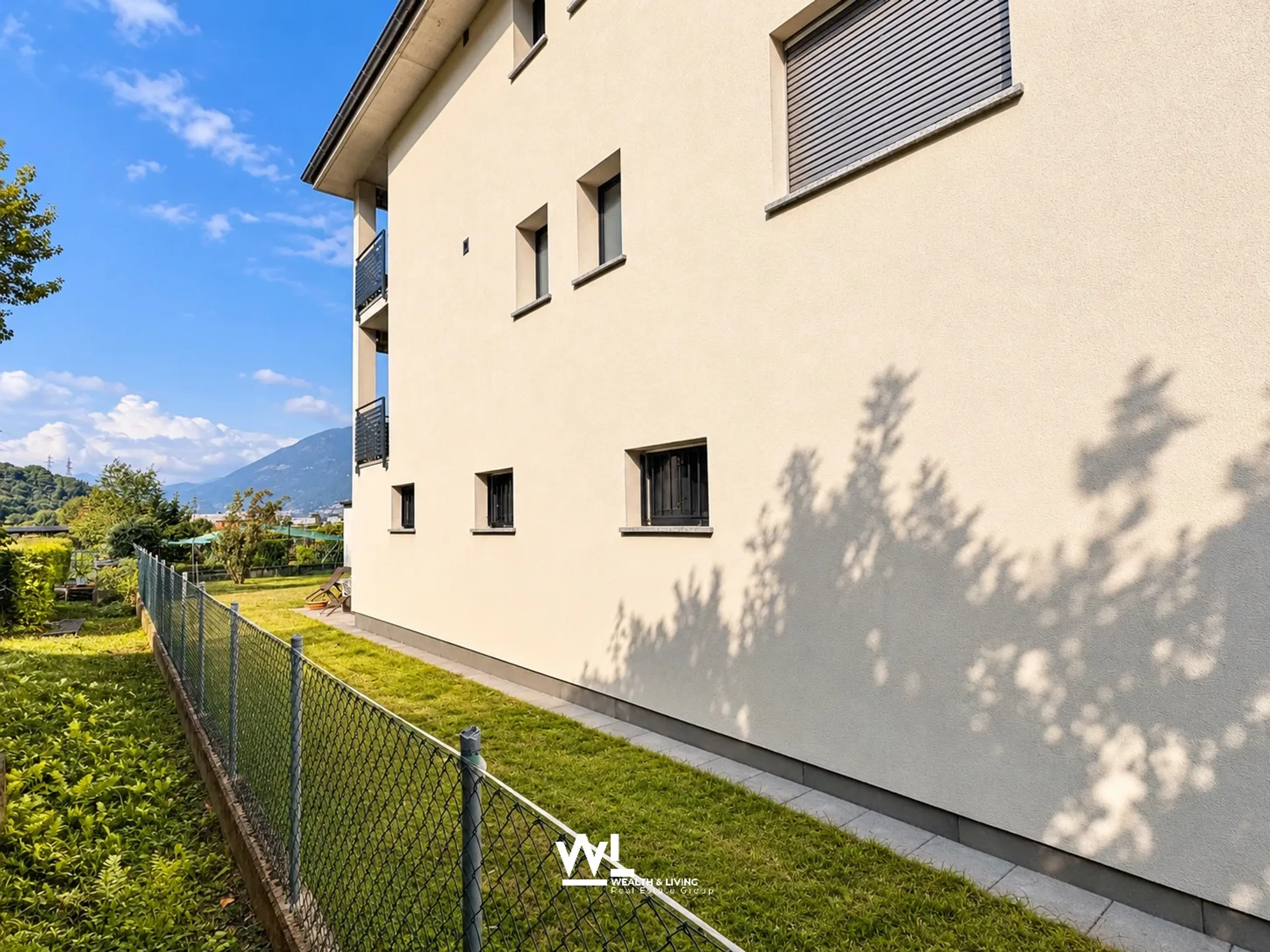 Casa plurifamiliare con due appartamenti, giardino e ampi spazi esterni - 1