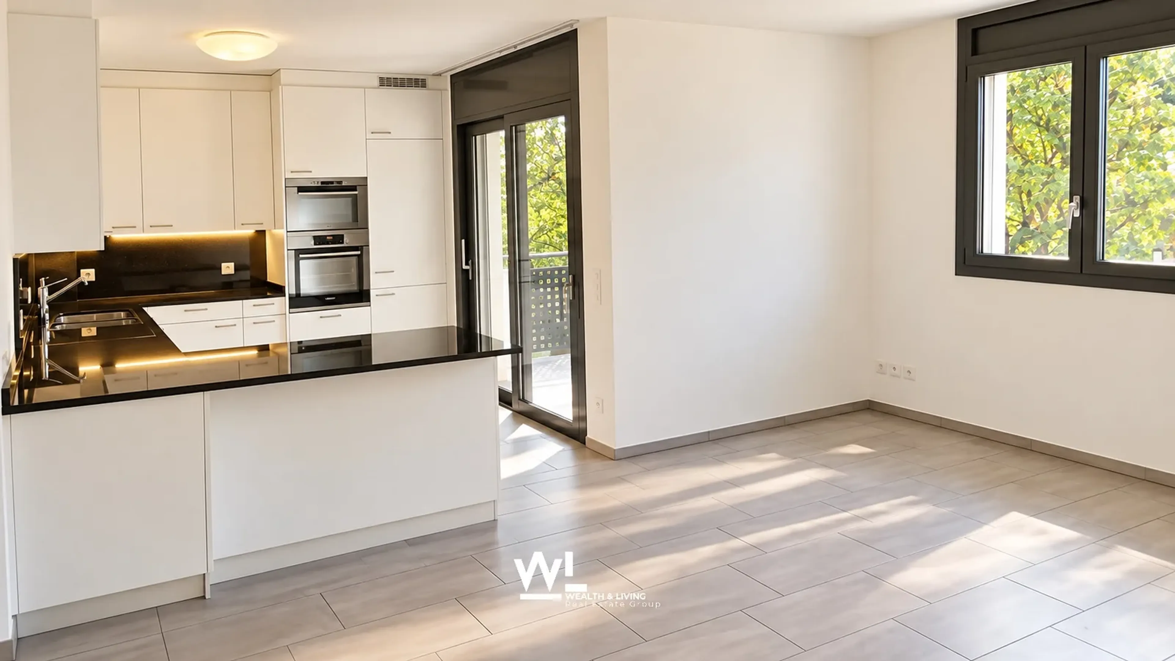 Casa plurifamiliare con due appartamenti, giardino e ampi spazi esterni - 6