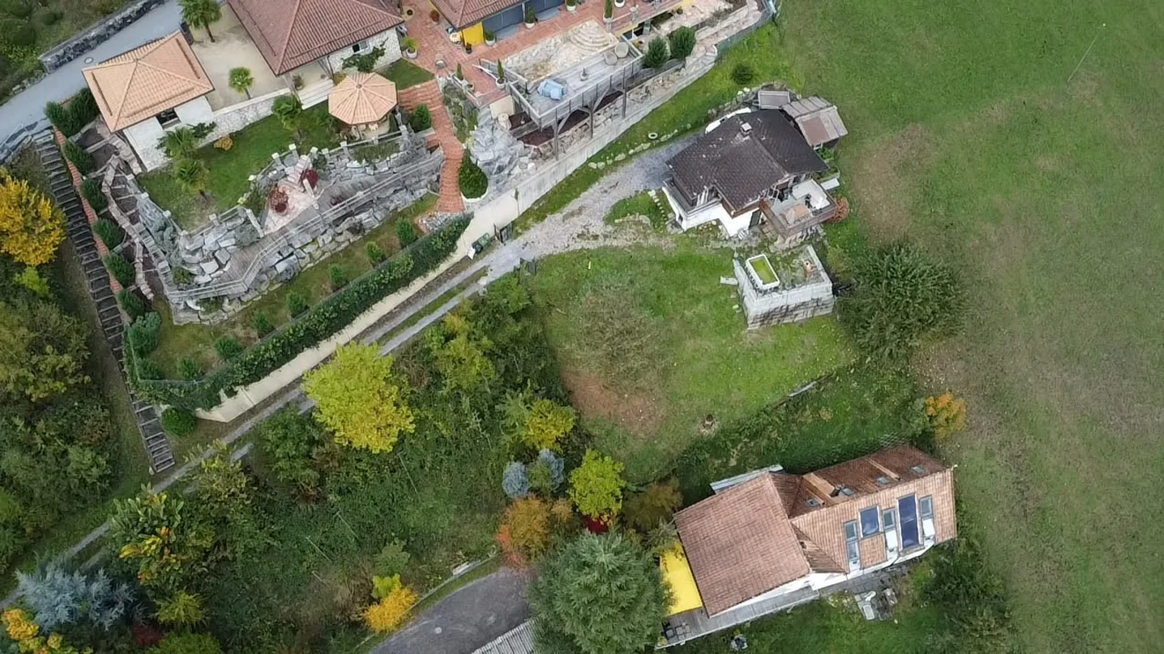 Grundstück mit älterem Haus, traumhafter Aussicht und 1001 Möglichkeiten - 12