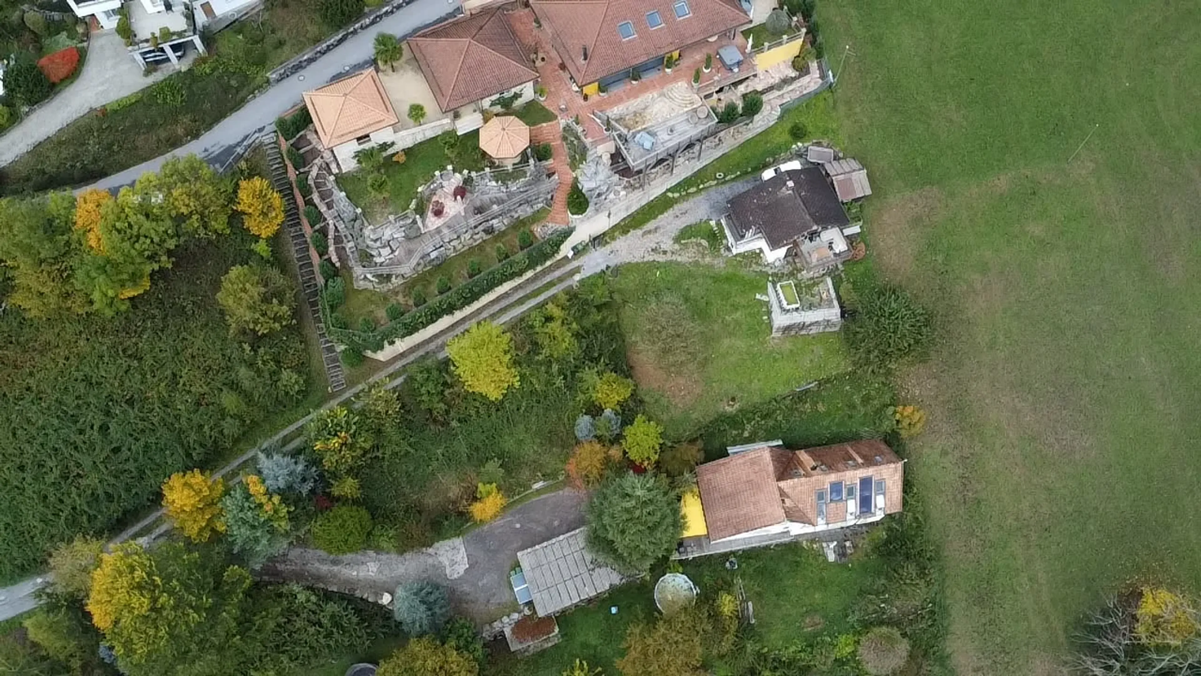 Grundstück mit älterem Haus, traumhafter Aussicht und 1001 Möglichkeiten - 4