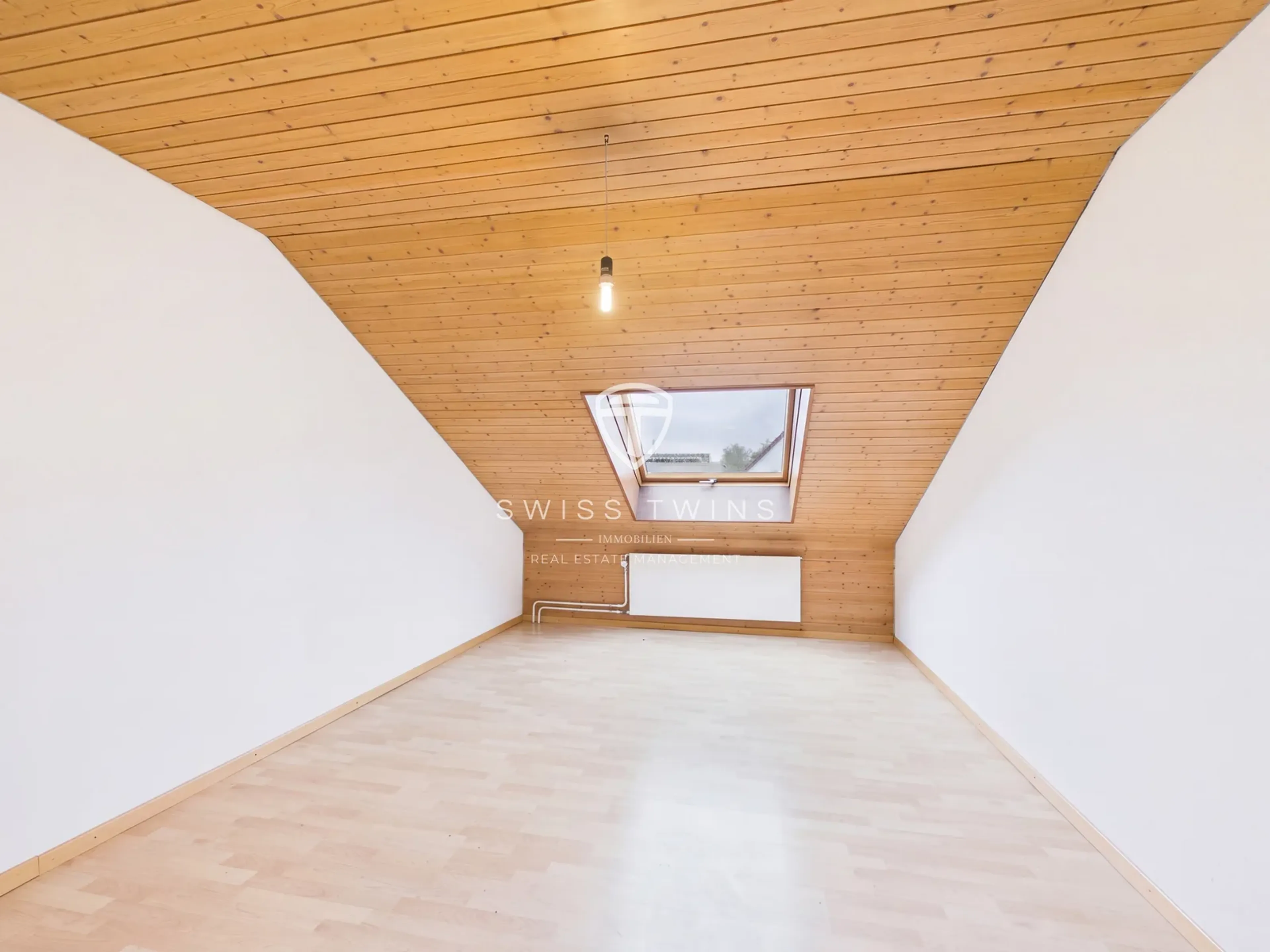 Helle 2.5-Zimmer-Dachwohnung in Zürich, frisch renoviert - 4