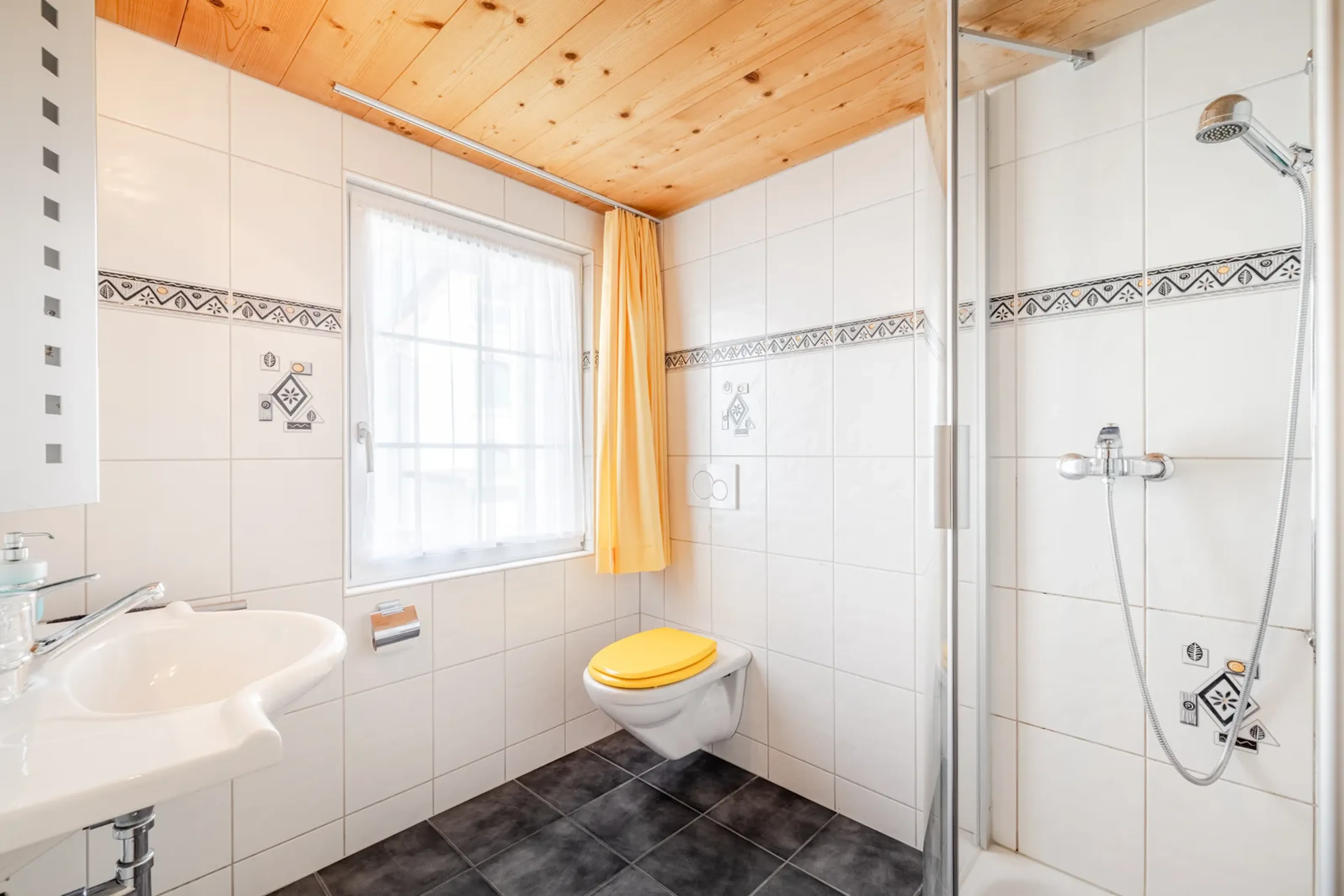Charmantes 6.5-Zimmer-Doppeleinfamilienhaus in Herisau - 8