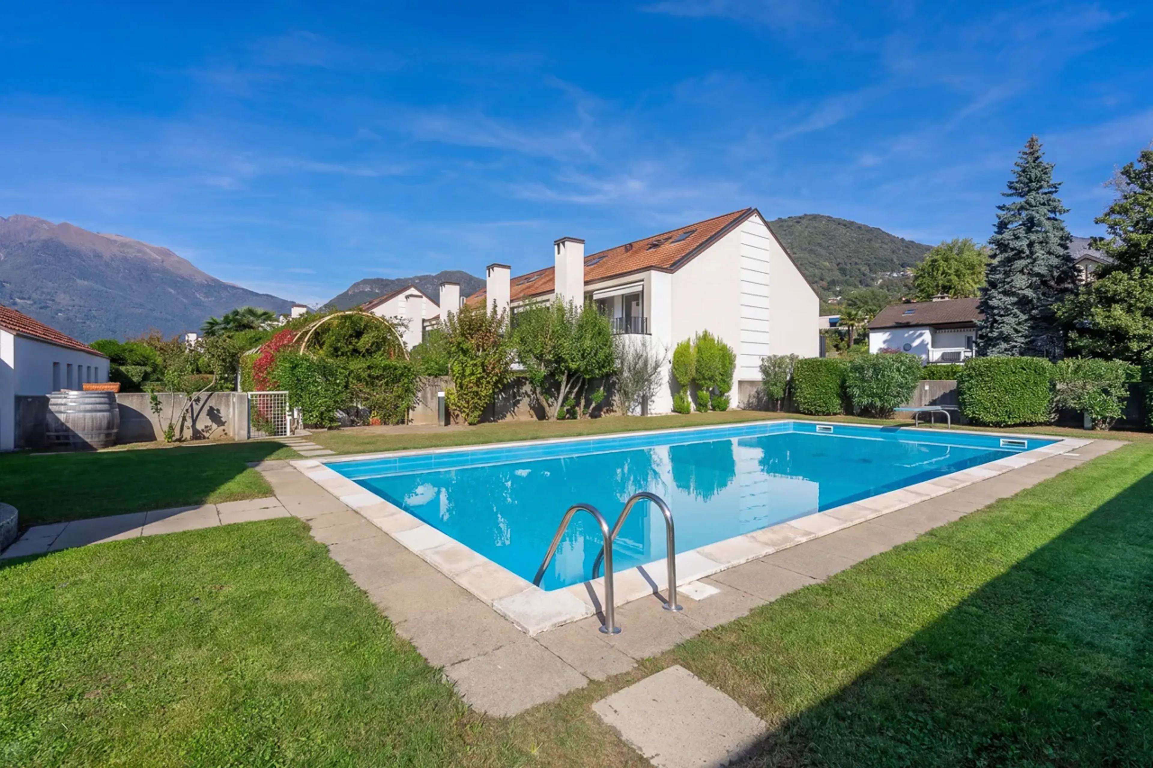 Casa d'angolo a schiera di 5 locali con piscina a Ponte Capriasca