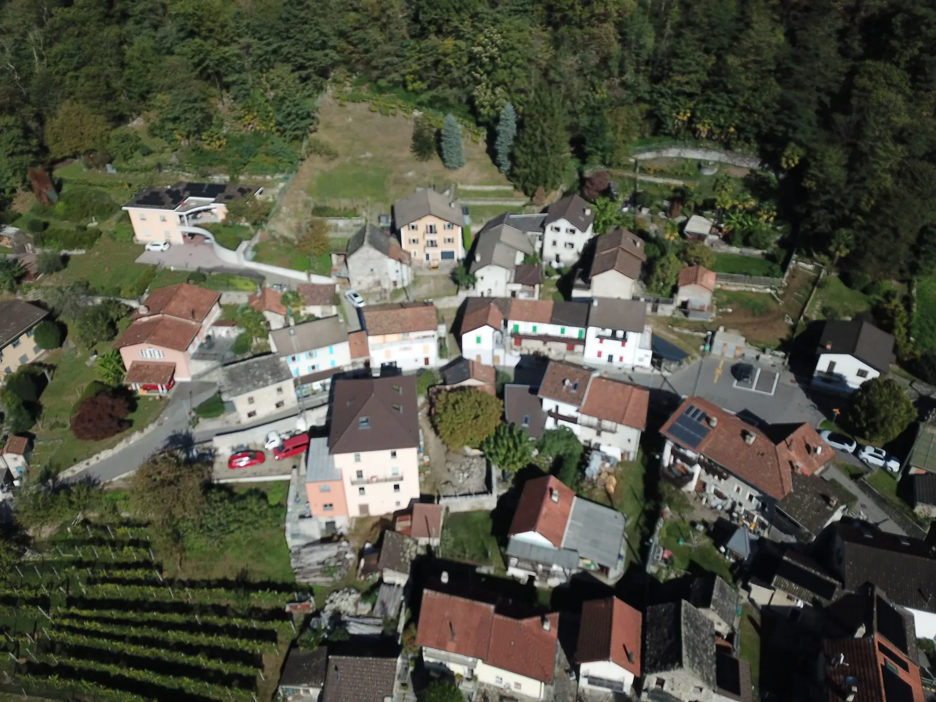 Casa di 5.5 locali con appartamentino distinto, con ampio giardino a Claro - 12
