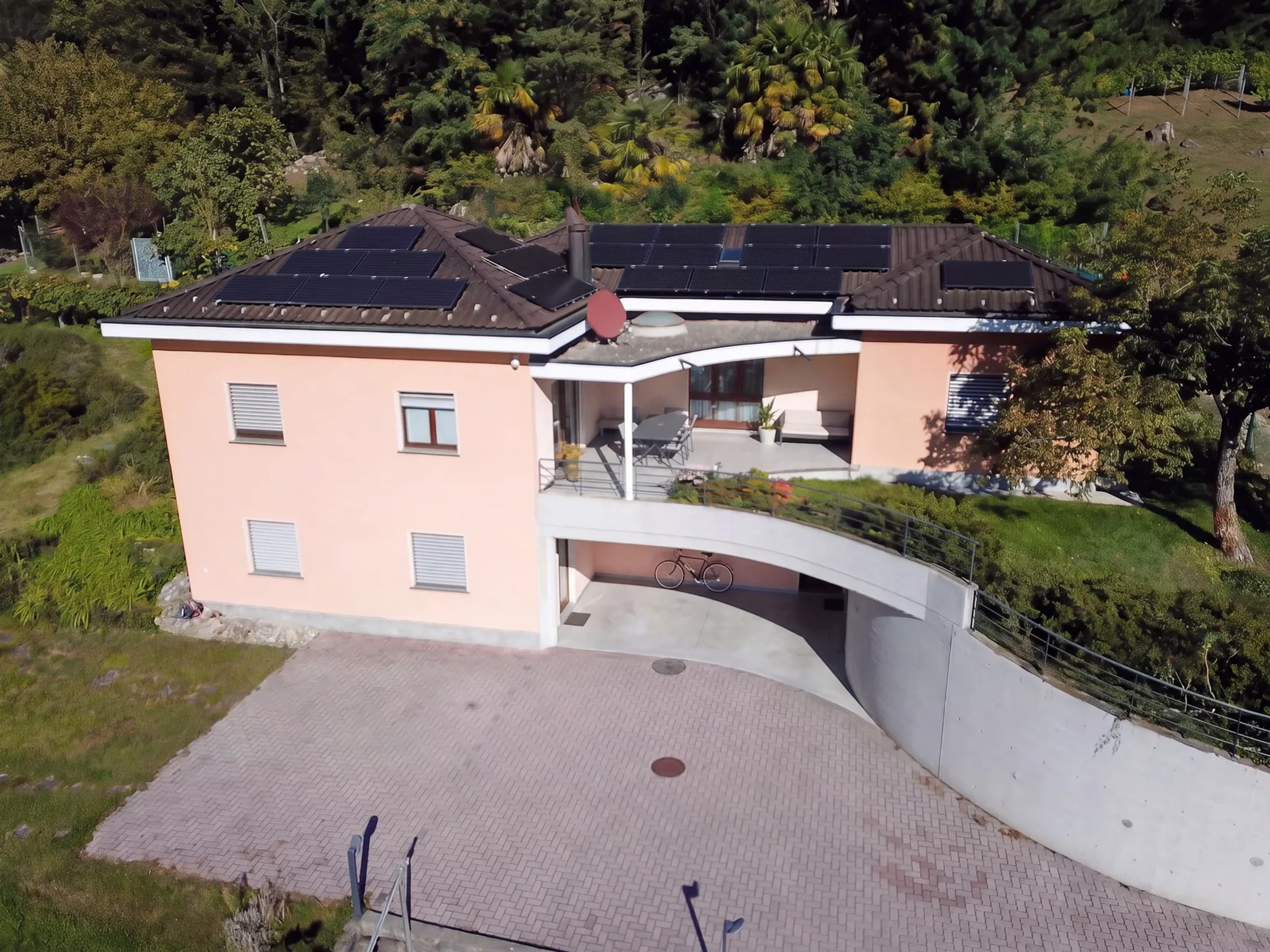 Casa di 5.5 locali con appartamentino distinto, con ampio giardino a Claro