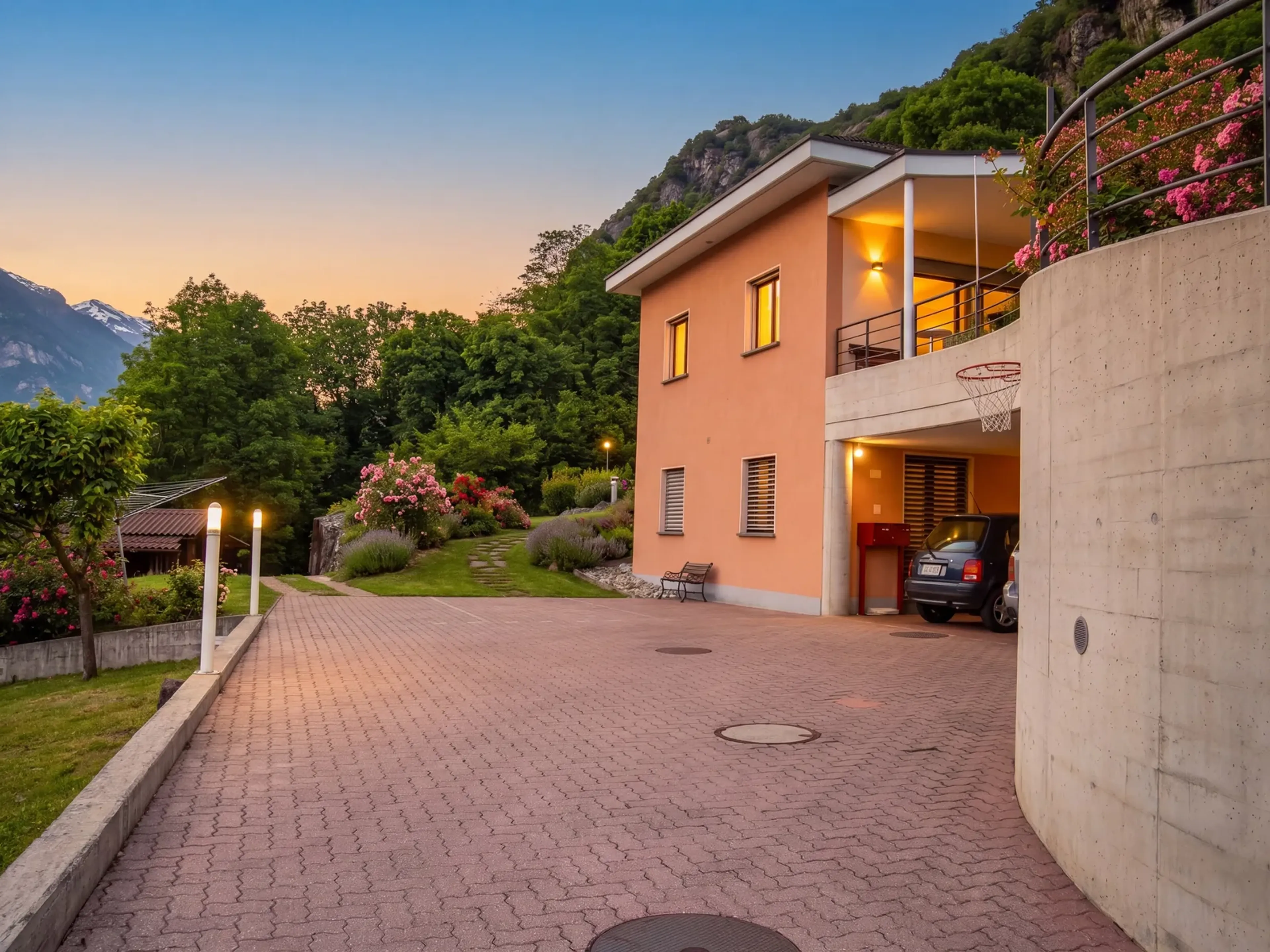 Casa di 5.5 locali con appartamentino distinto, con ampio giardino a Claro - 2