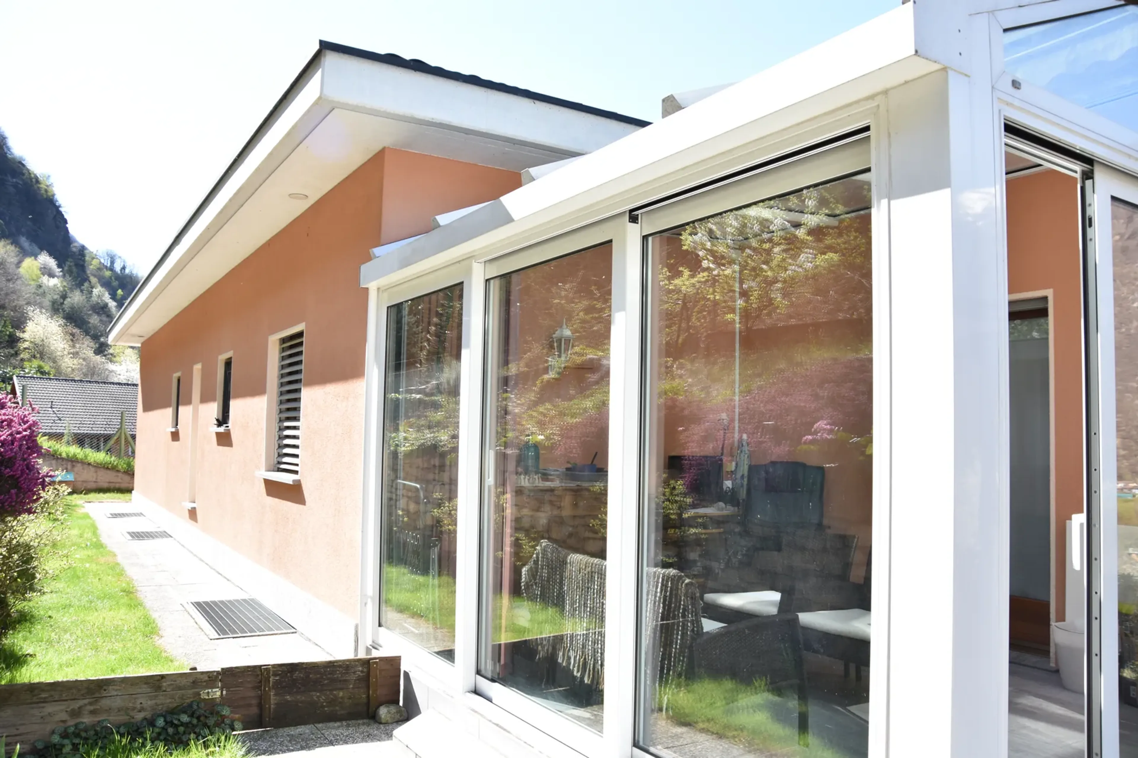 Casa di 5.5 locali con appartamentino distinto, con ampio giardino a Claro - 11
