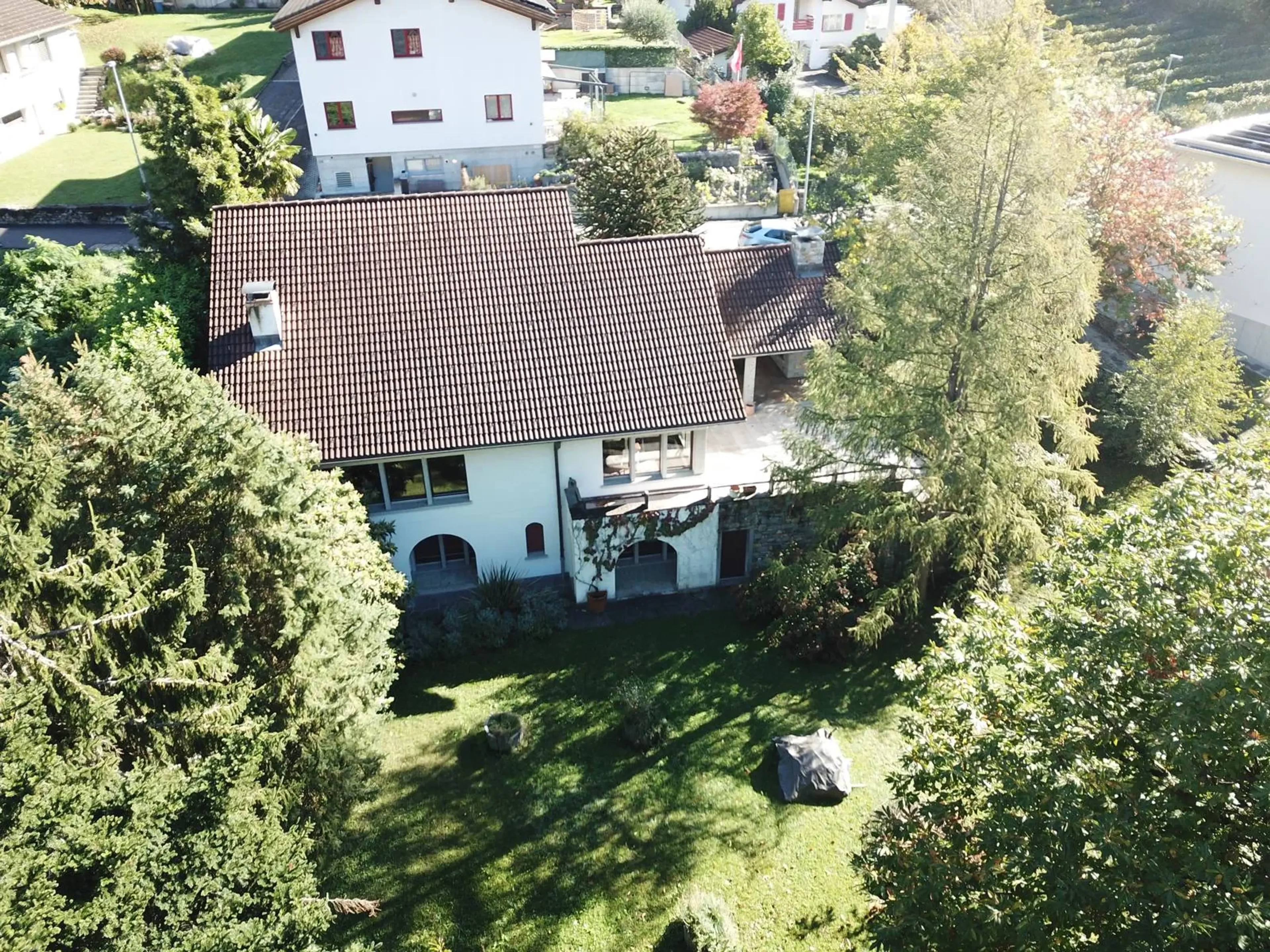 Villa di 6.5 locali con ampio terrazza e loggia a Claro - Bild 1