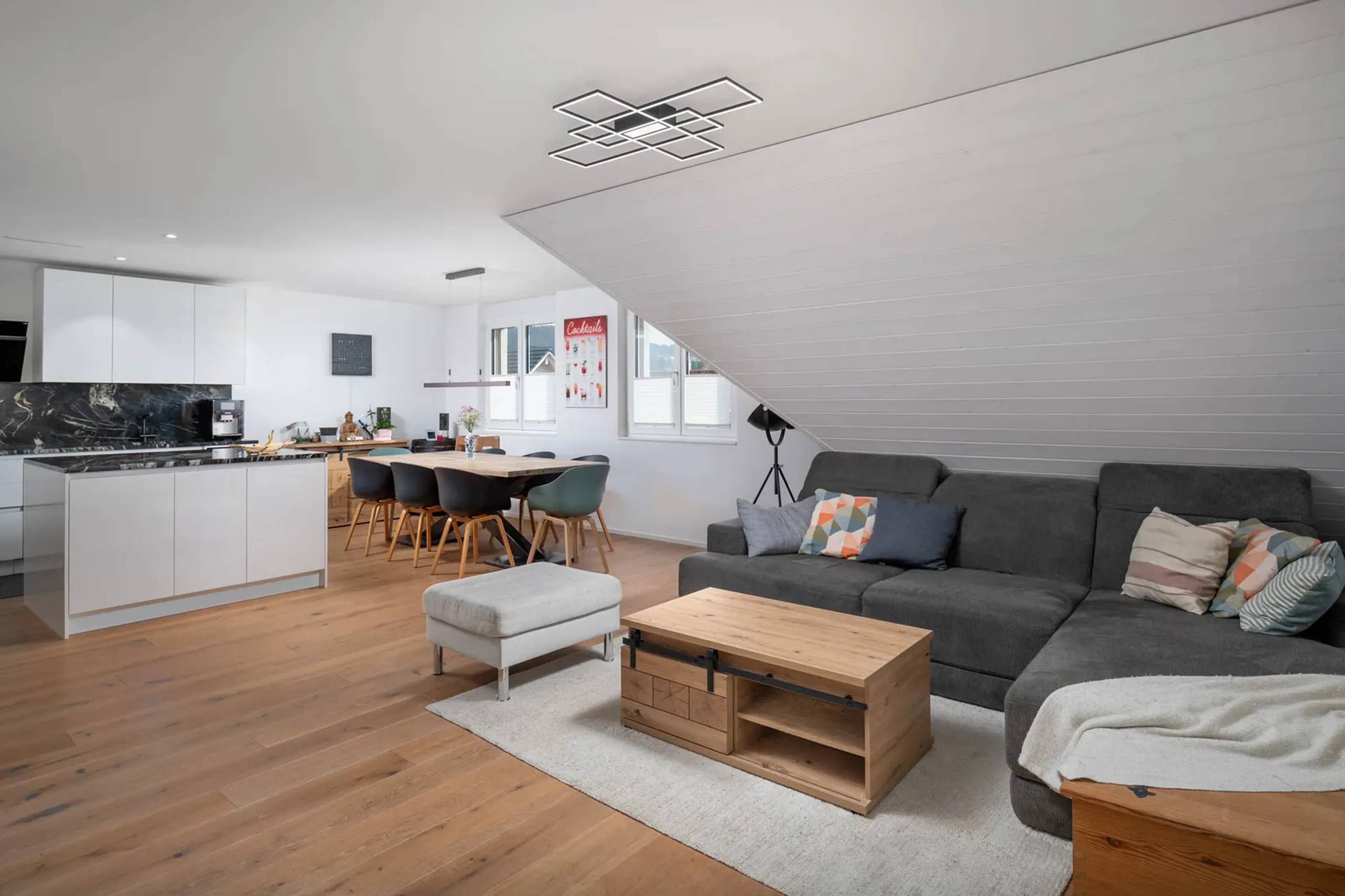 Modernes Wohnen mit Weitblick – stilvolle 5.5-Zimmer-Maisonette in Bäretswil - 1
