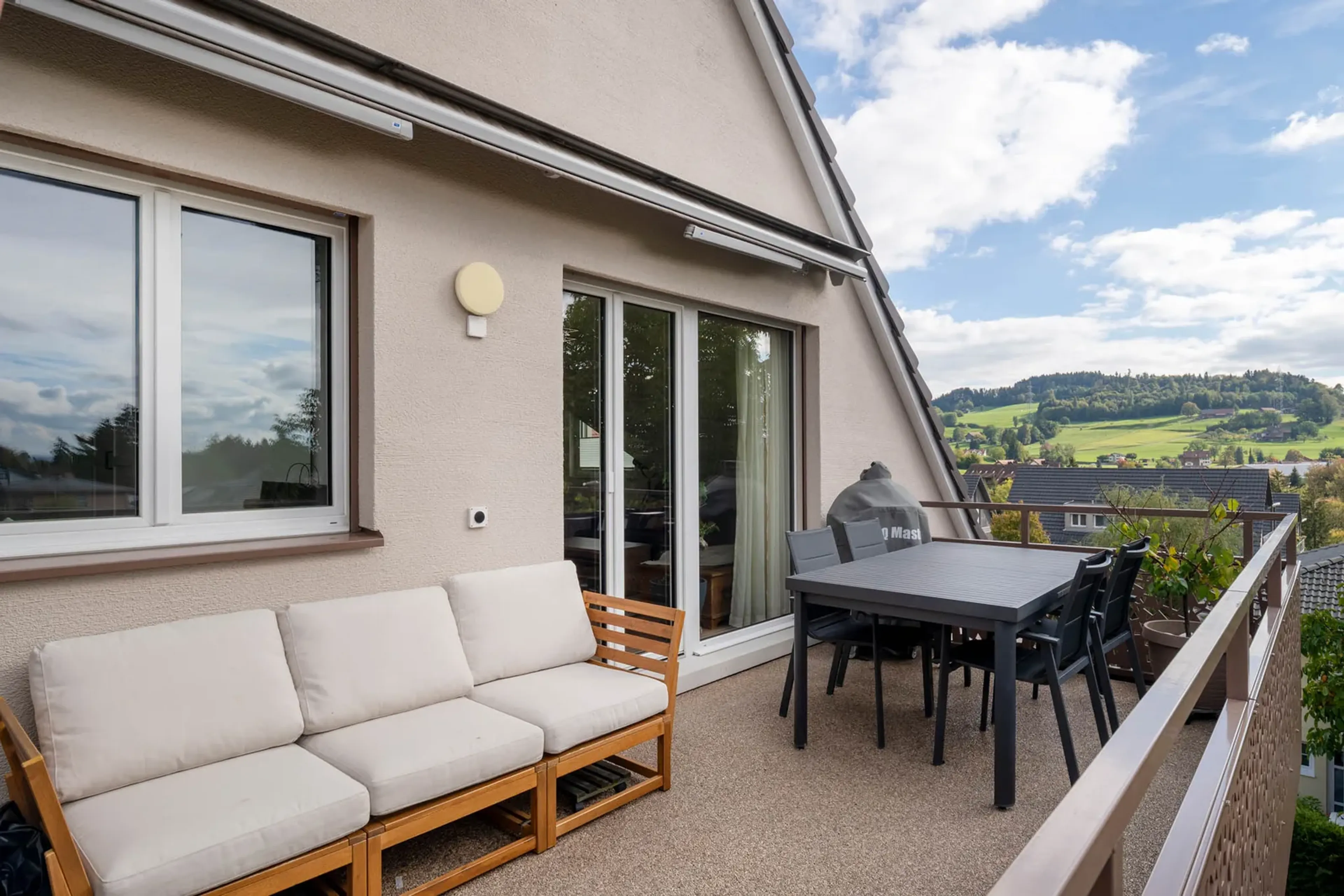 Modernes Wohnen mit Weitblick – stilvolle 5.5-Zimmer-Maisonette in Bäretswil - 5