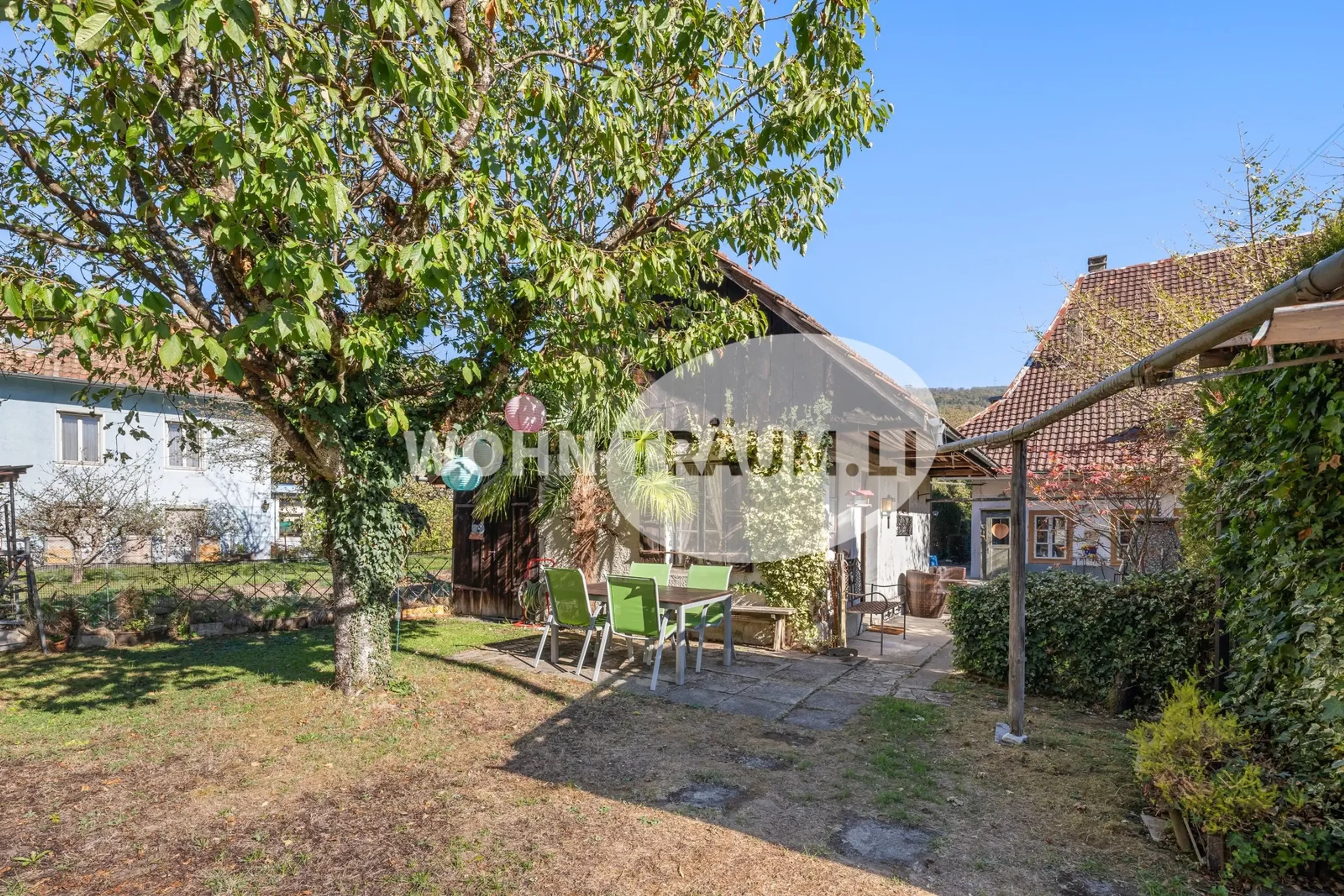 3½-Zimmer Eckhausteil mit Gartenhaus und grossem Grundstück
