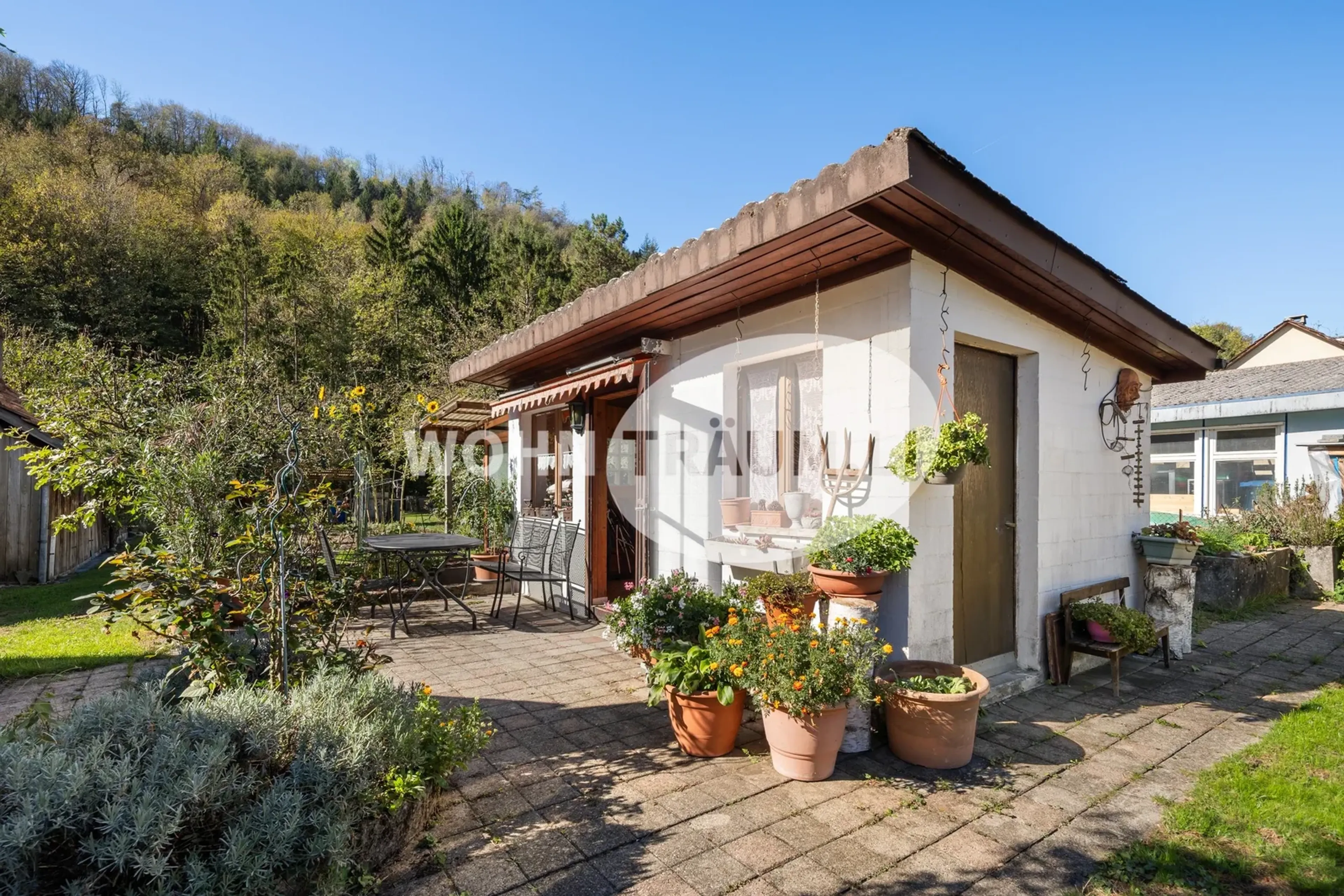 8-Zimmer Eckhausteil mit Gartenhaus und grossem Grundstück - 10