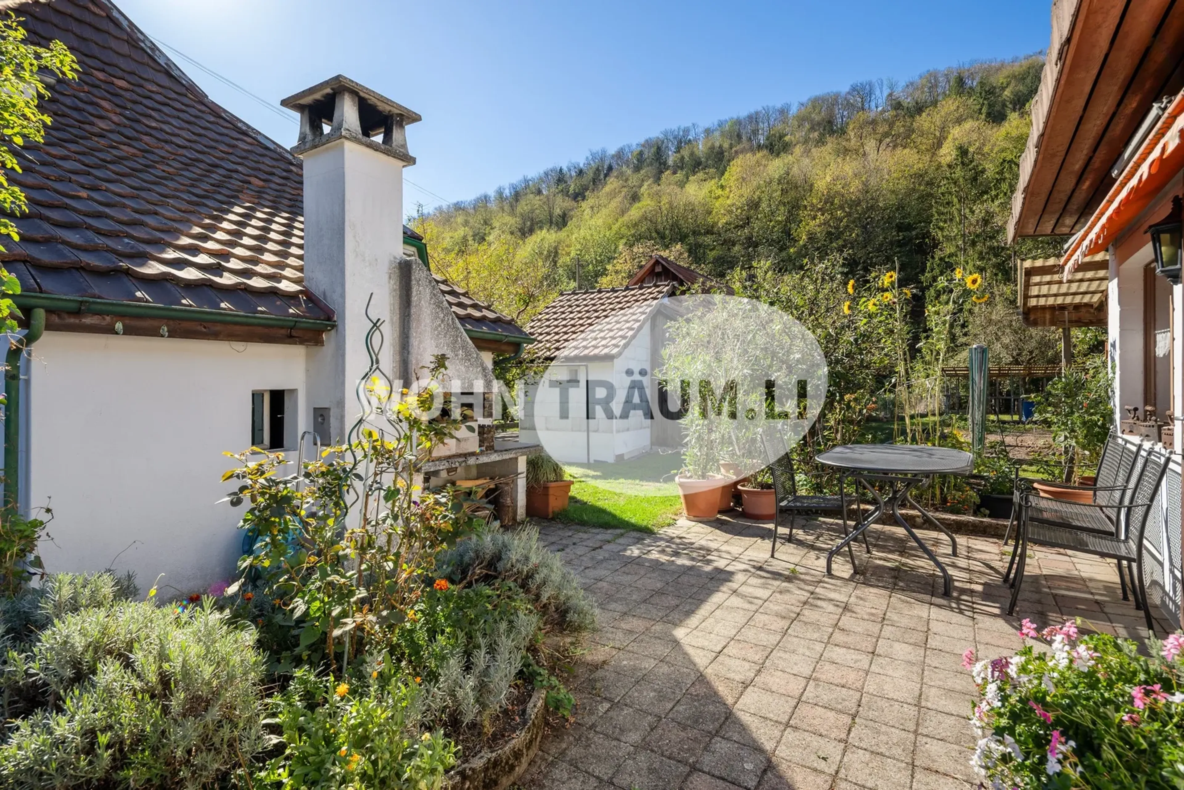 8-Zimmer Eckhausteil mit Gartenhaus und grossem Grundstück - 29