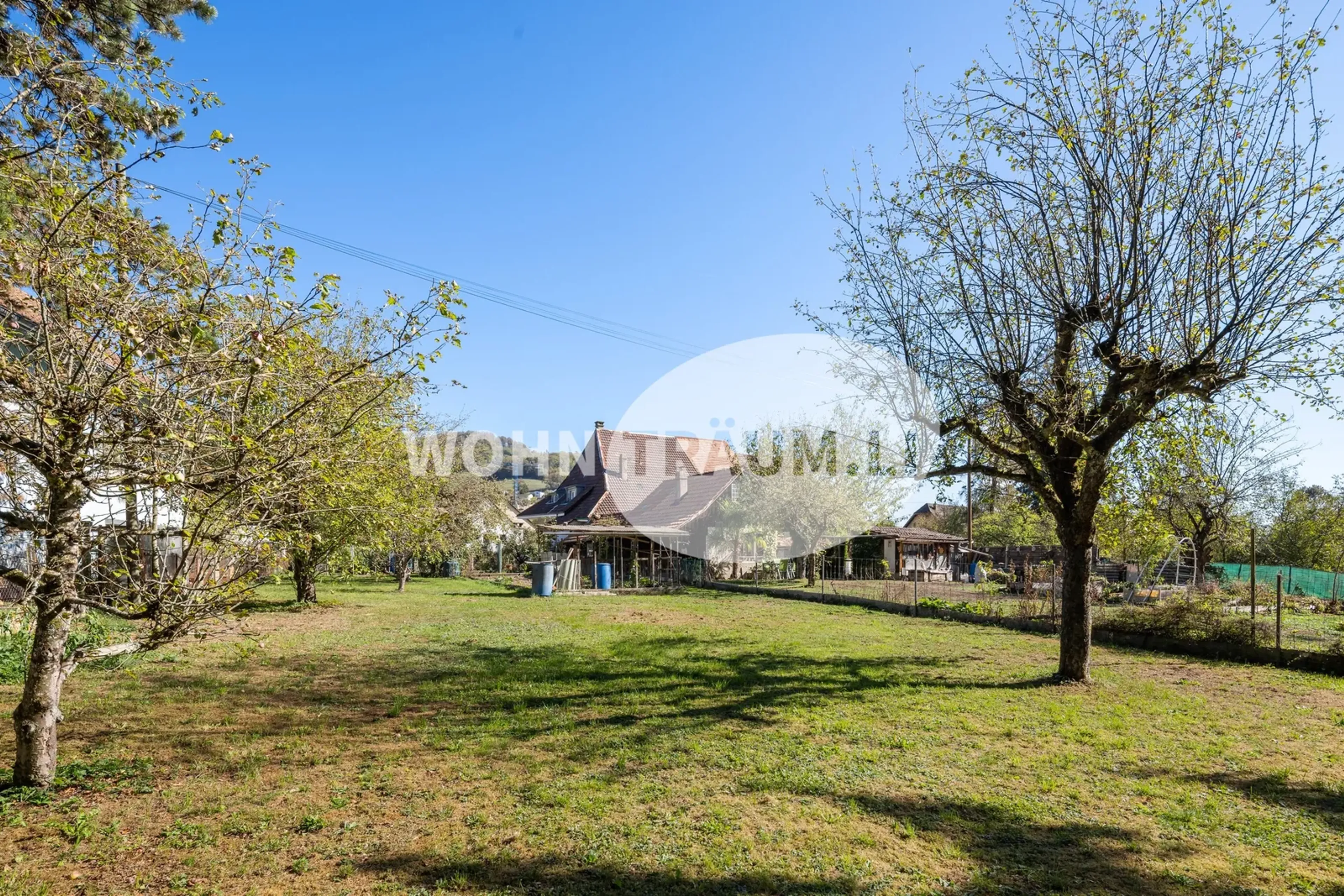 8-Zimmer Eckhausteil mit Gartenhaus und grossem Grundstück - 12