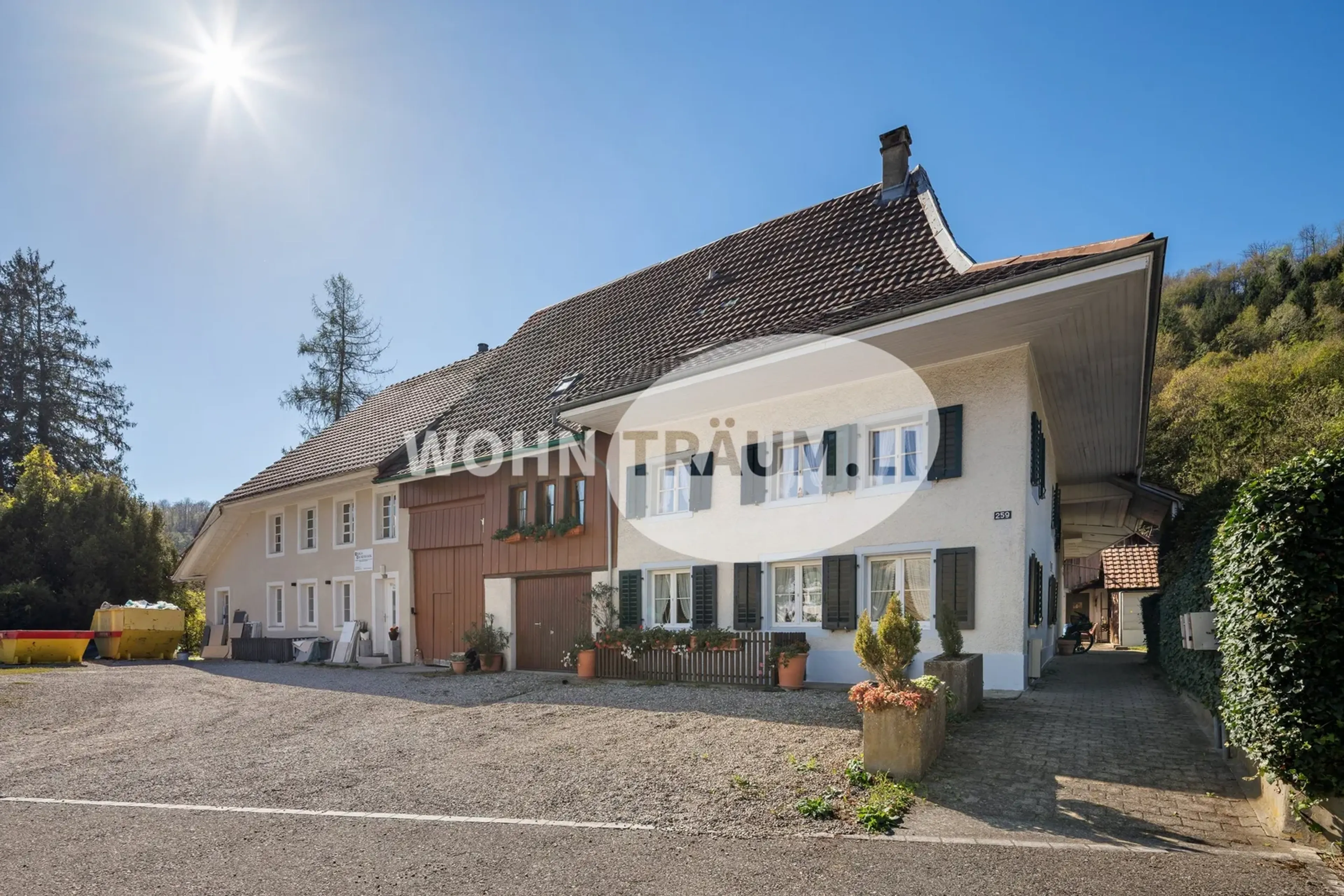 8-Zimmer Eckhausteil mit Gartenhaus und grossem Grundstück - 1