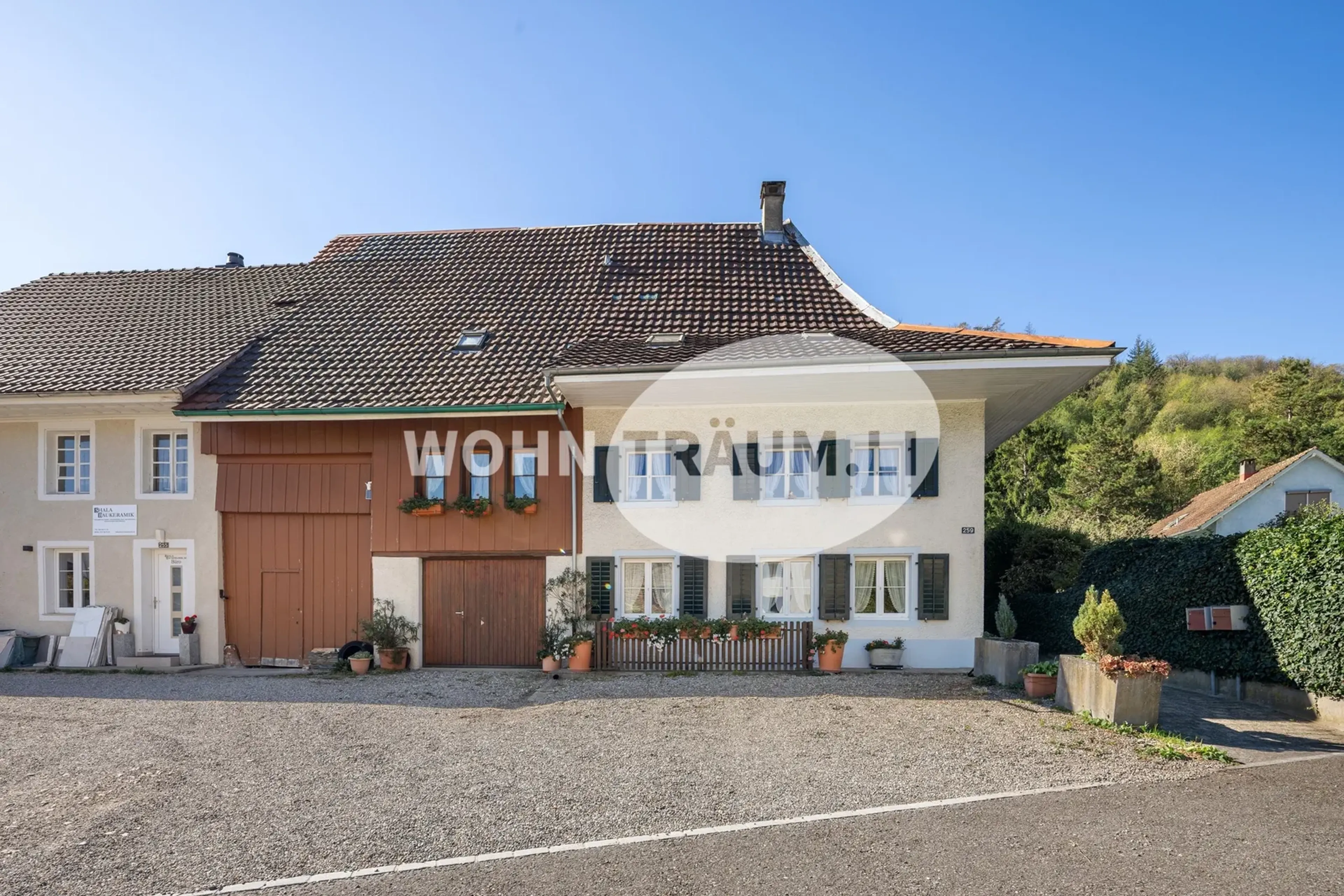 8-Zimmer Eckhausteil mit Gartenhaus und grossem Grundstück - 32