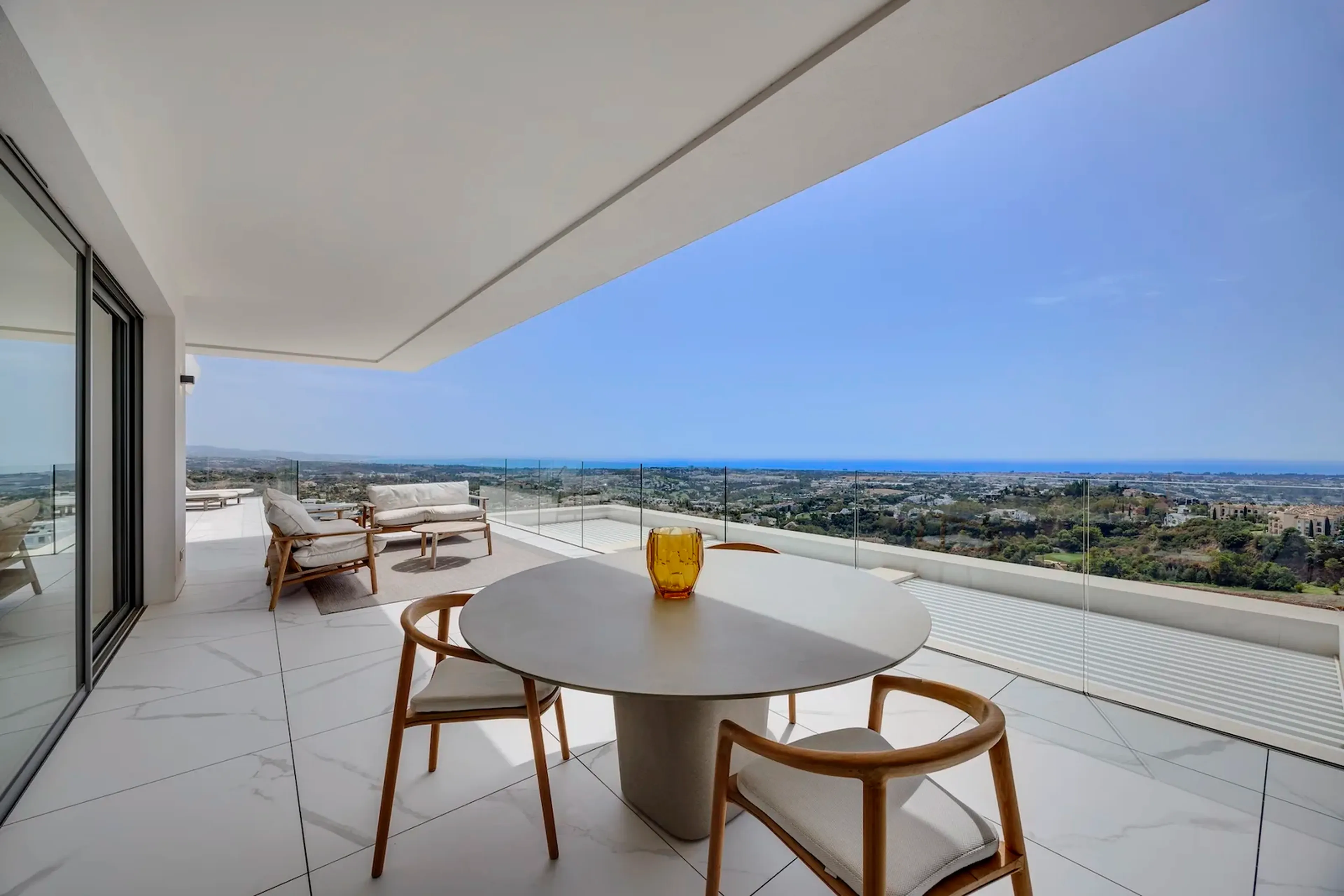Meerblick pur: 4-Zimmer-Apartment mit 61 m² Terrasse in Benahavís - Bild 2