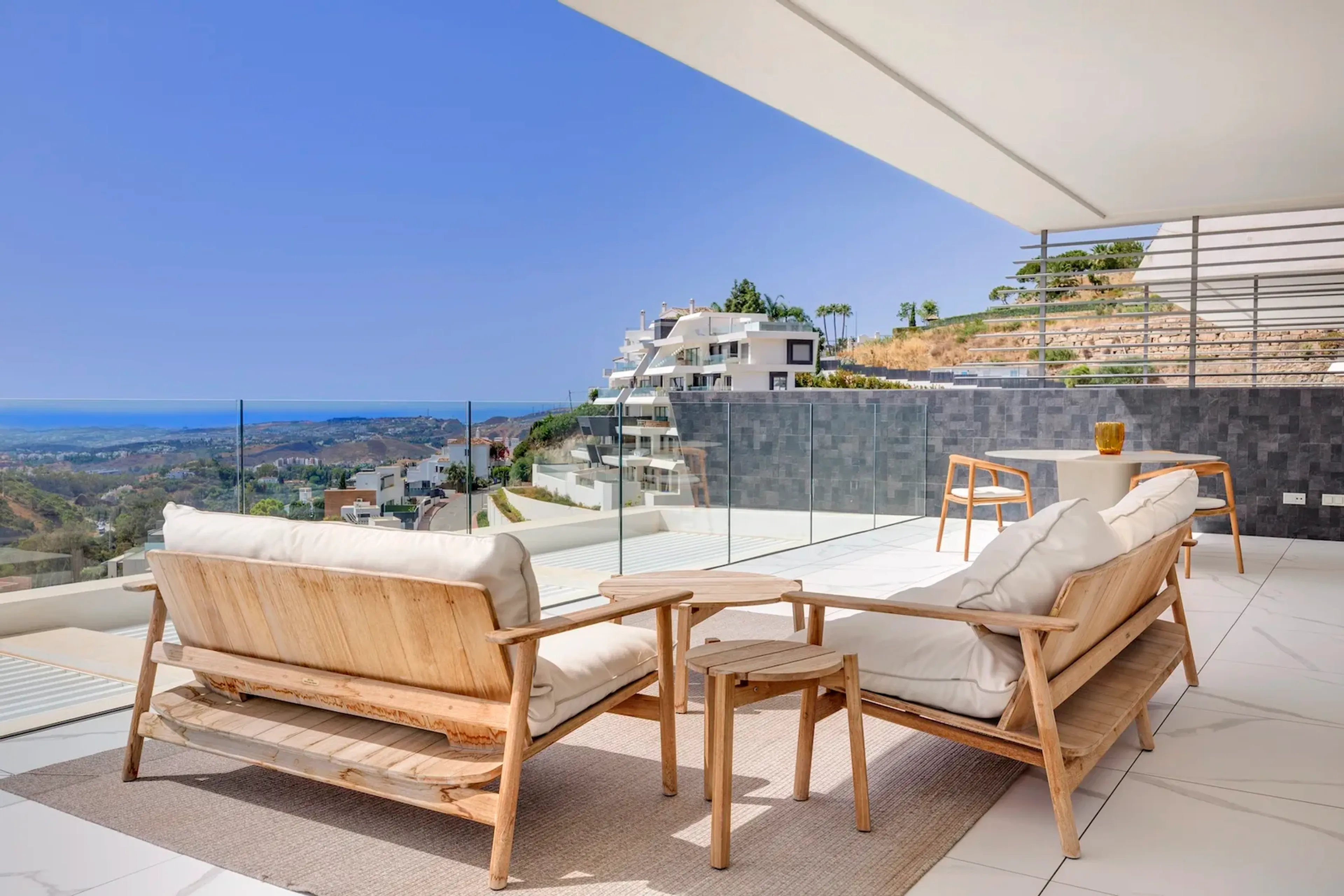 Meerblick pur: 4-Zimmer-Apartment mit 61 m² Terrasse in Benahavís - Bild 5