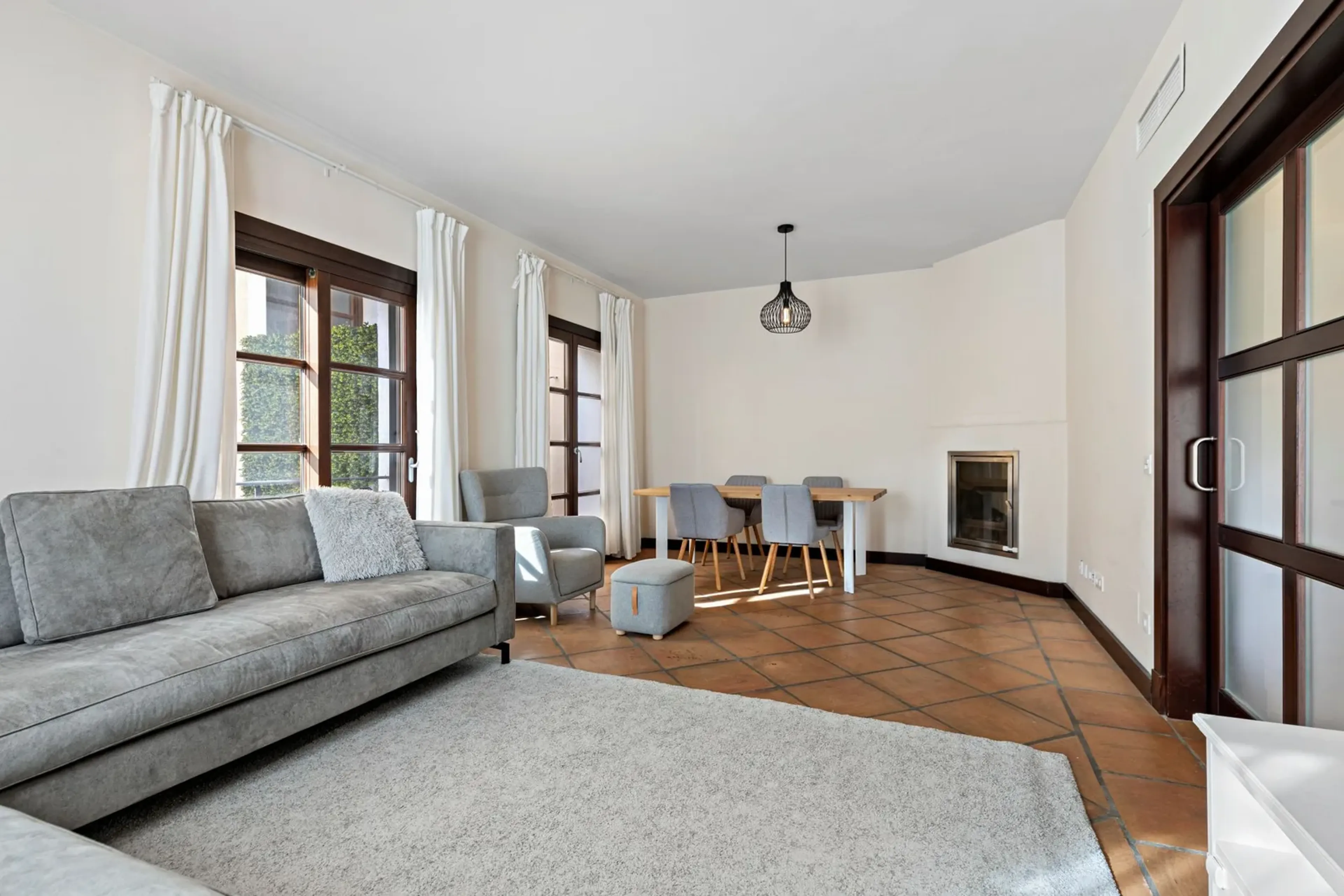 5-Zimmer-Reihenhaus in Benahavís: Bergblick, Südost-Terrasse und Garage - Bild 6