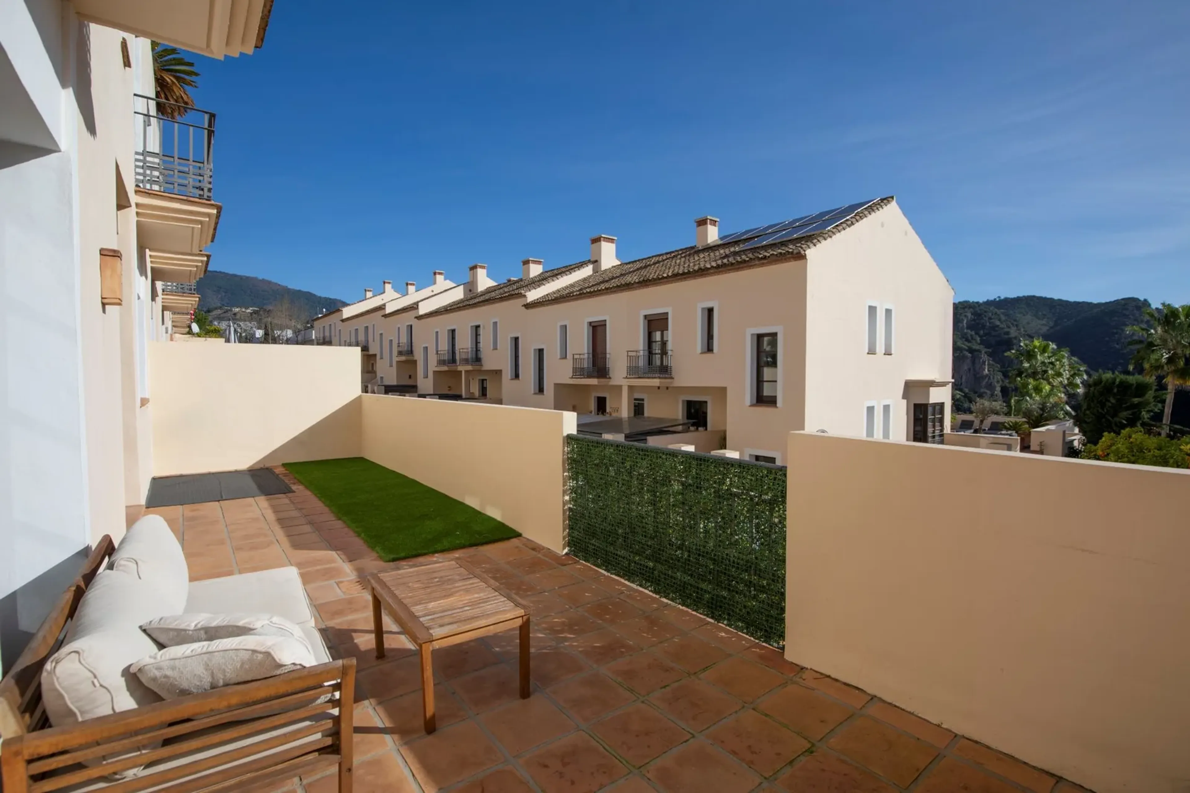 5-Zimmer-Reihenhaus in Benahavís: Bergblick, Südost-Terrasse und Garage - 28