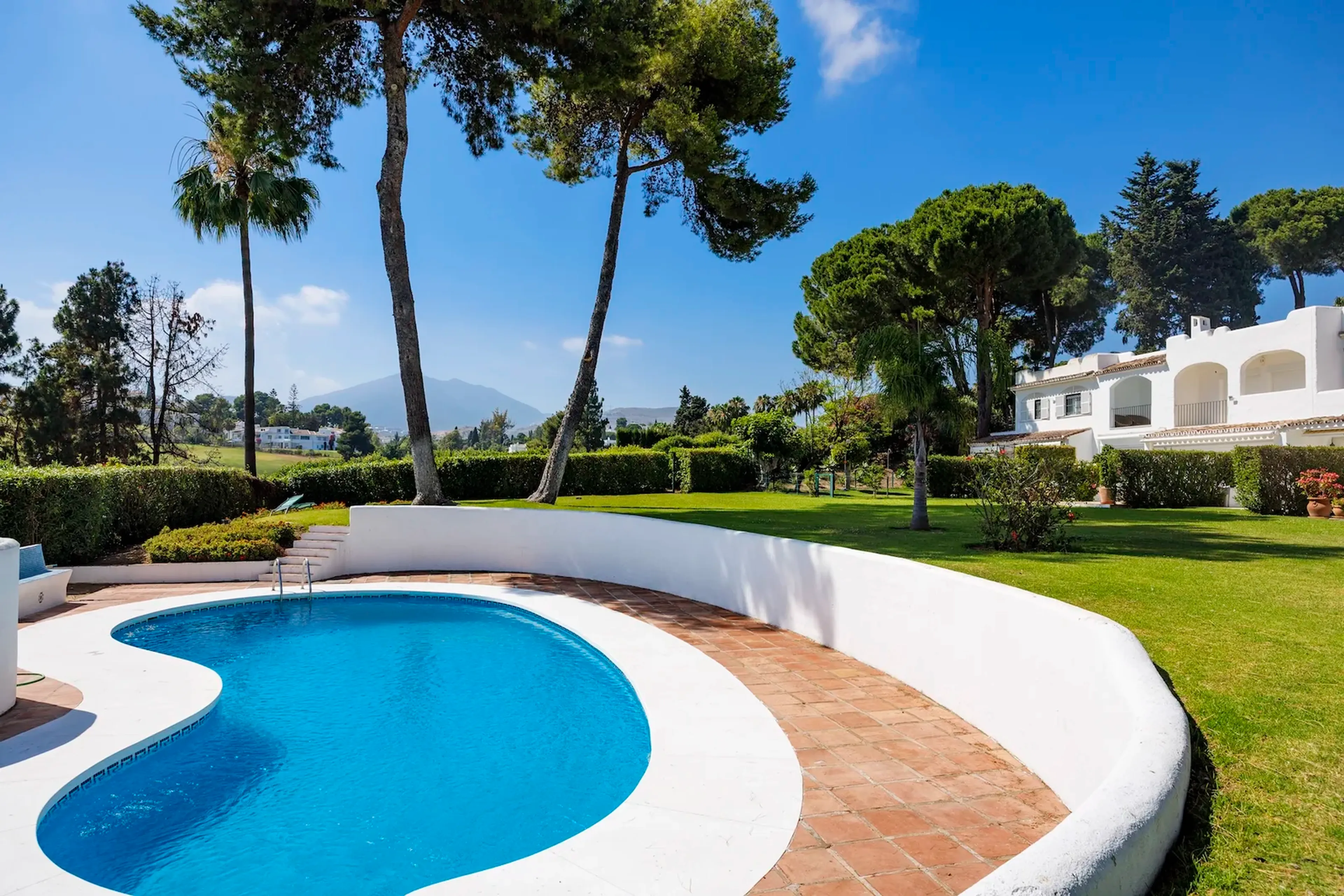 4-Zimmer-Doppelhaushälfte mit Pool-Anlage am Aloha Golf, Marbella - 31