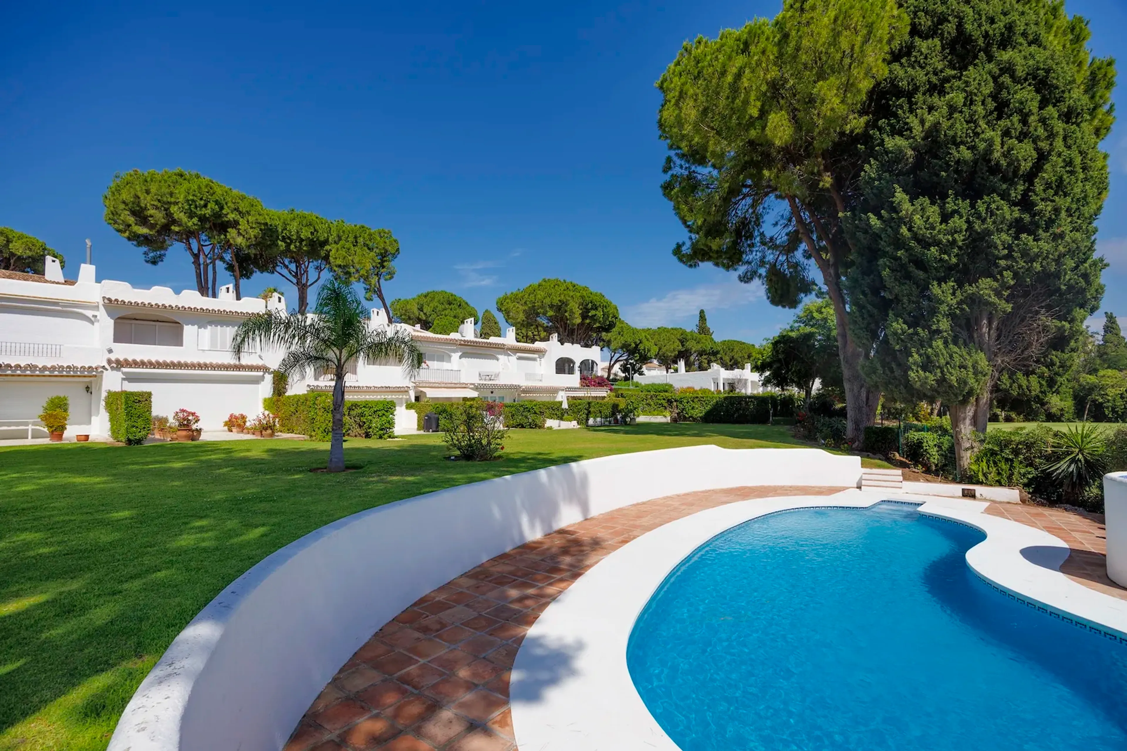 4-Zimmer-Doppelhaushälfte mit Pool-Anlage am Aloha Golf, Marbella - 32