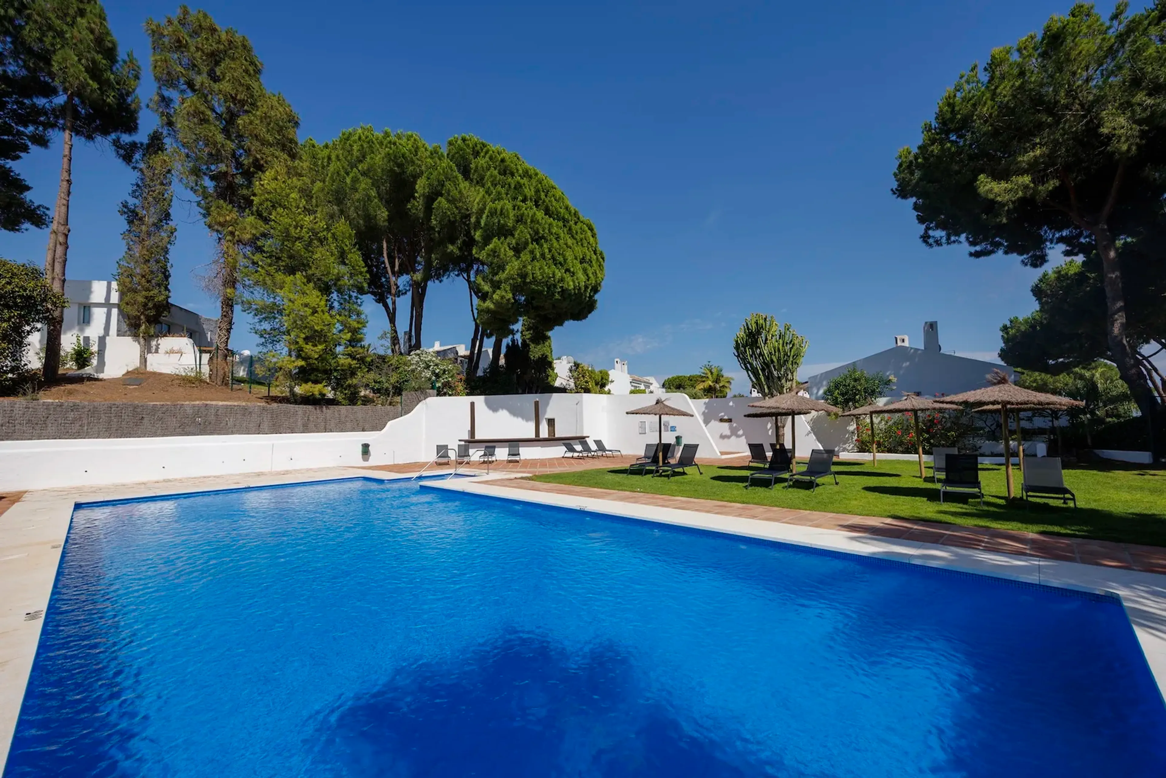 4-Zimmer-Doppelhaushälfte mit Pool-Anlage am Aloha Golf, Marbella - Bild 2