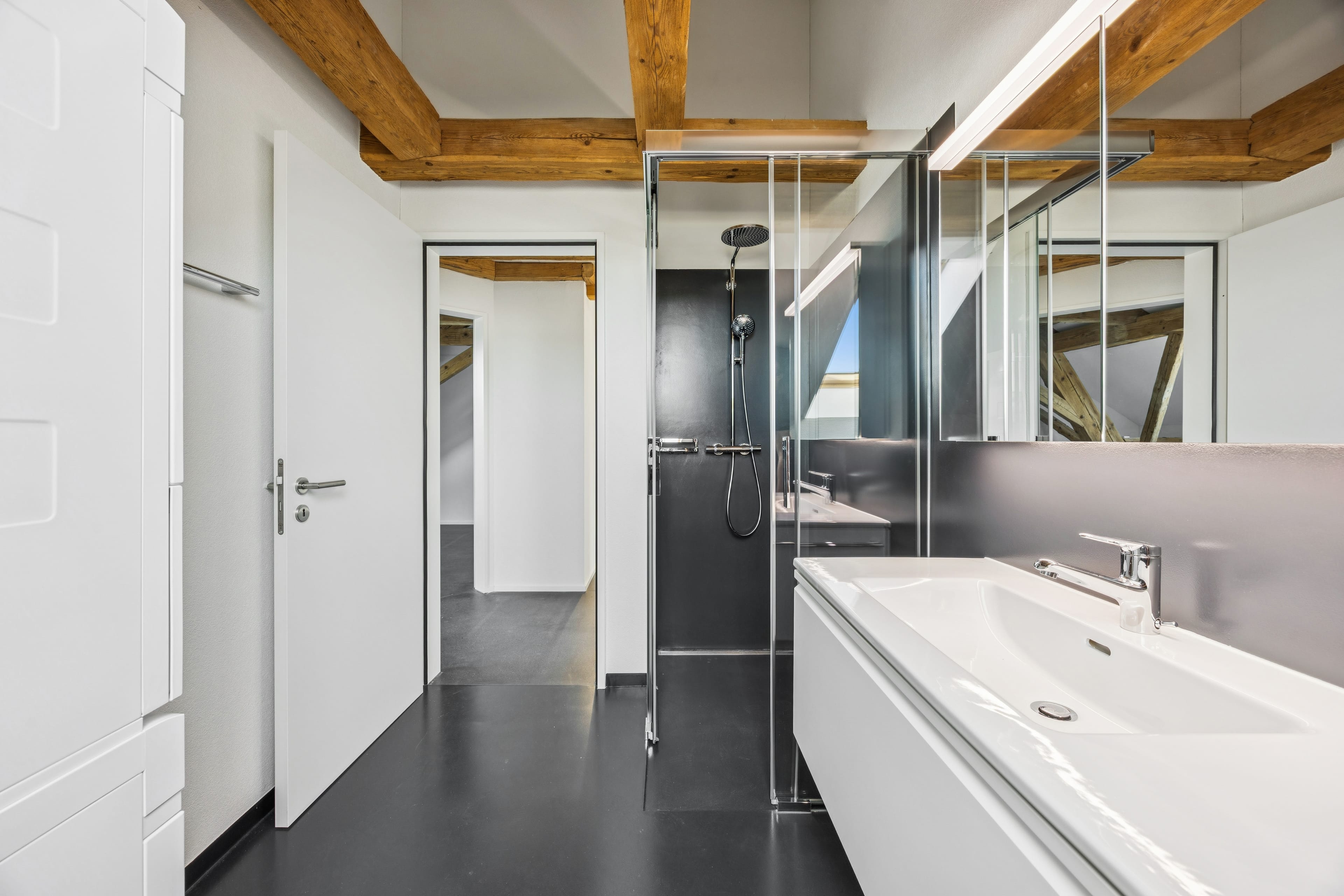 Exklusive 5.5-Zimmer-Dach-Maisonette mit Charme - 12