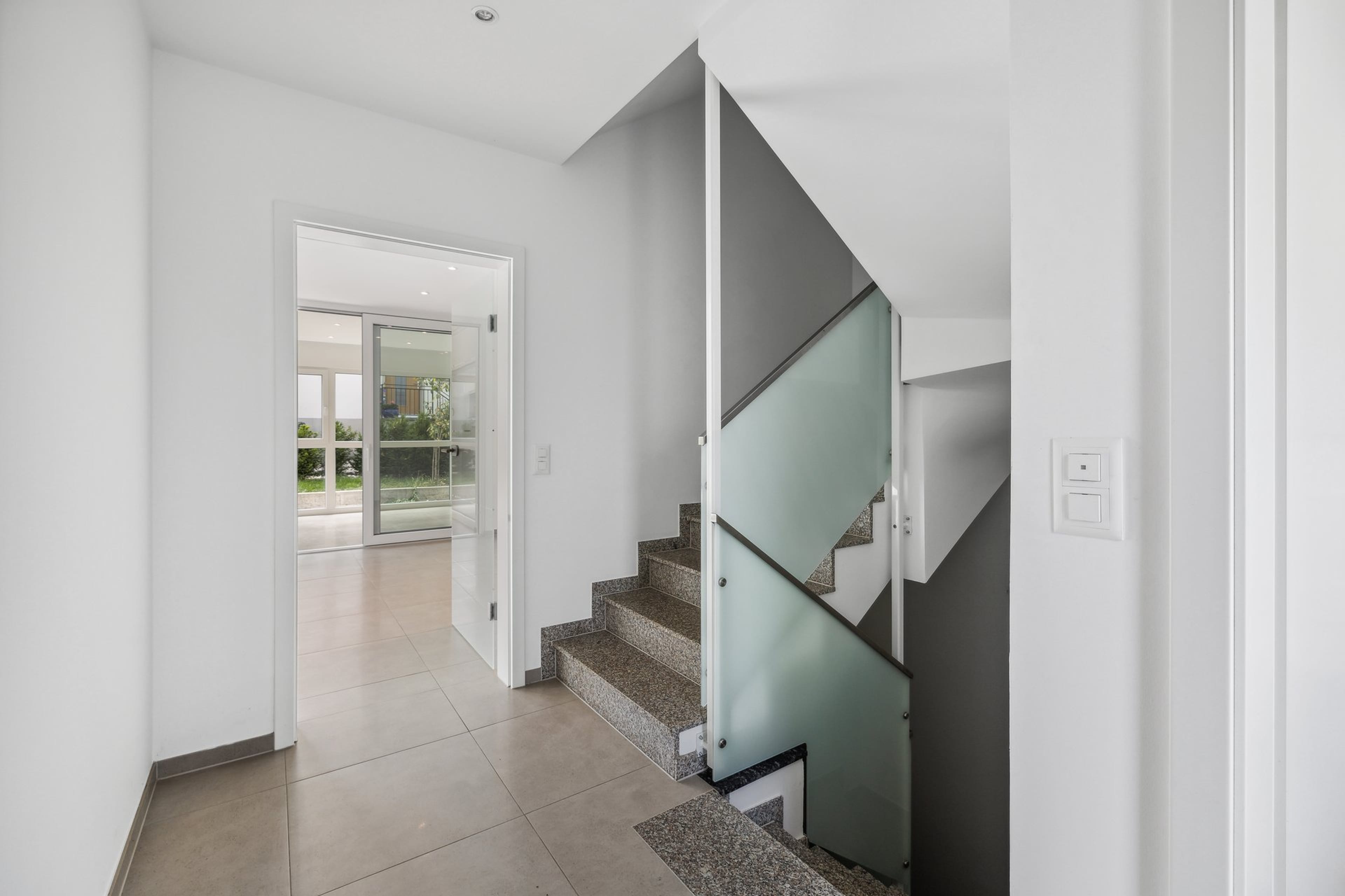 Stilvolles Wohnen: 5.5-Zimmer-Doppelhaus mit Wintergarten - 8