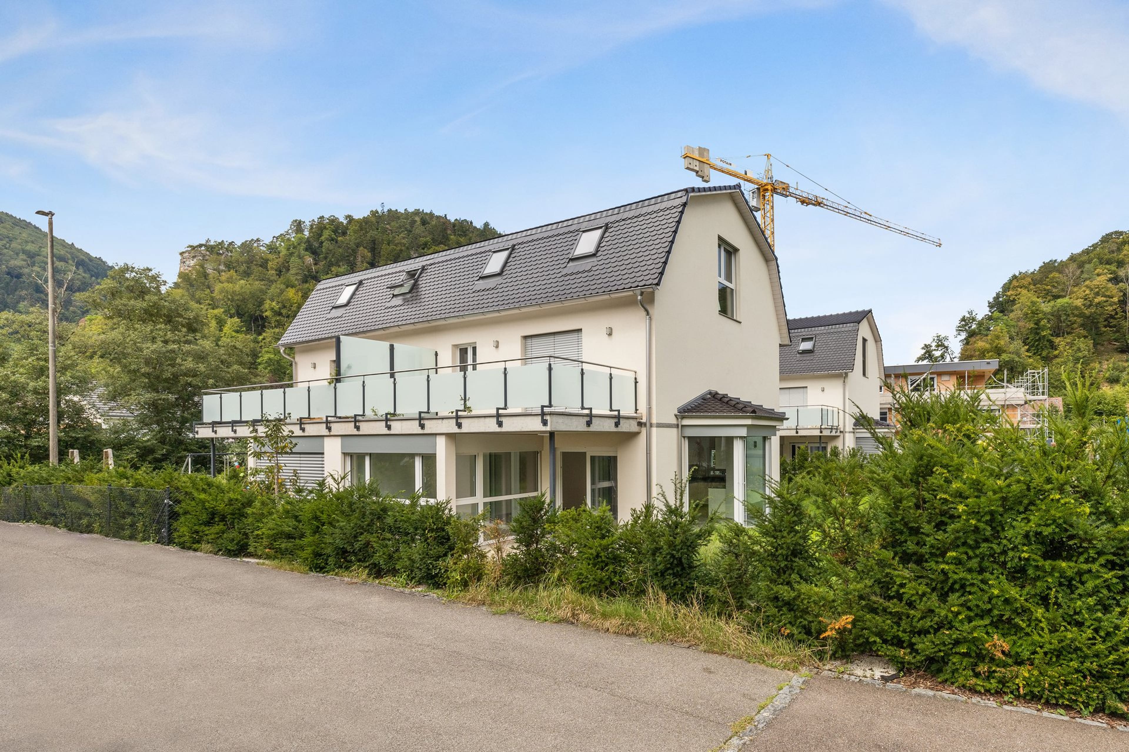 Stilvolles Wohnen: 5.5-Zimmer-Doppelhaus mit Wintergarten - 9