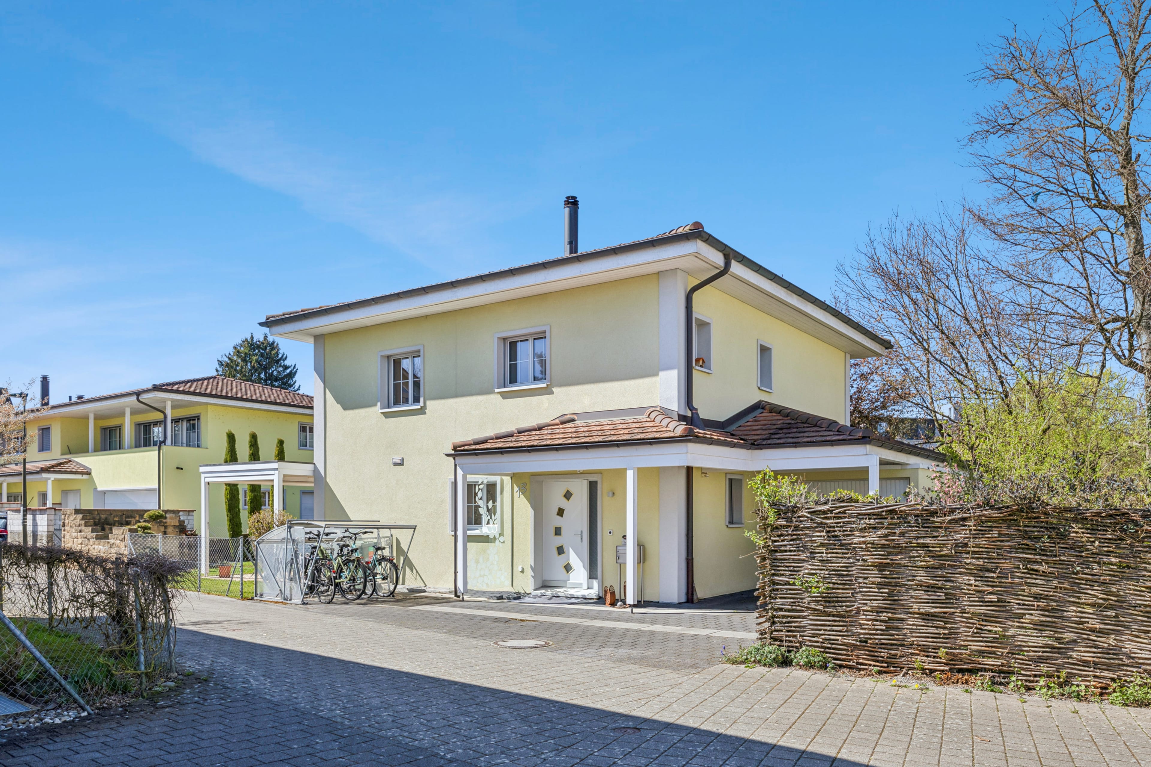 Gepflegtes Einfamilienhaus in Suhr – ruhige Wohnlage, modernes Ambiente und durchdachte Architektur - 1