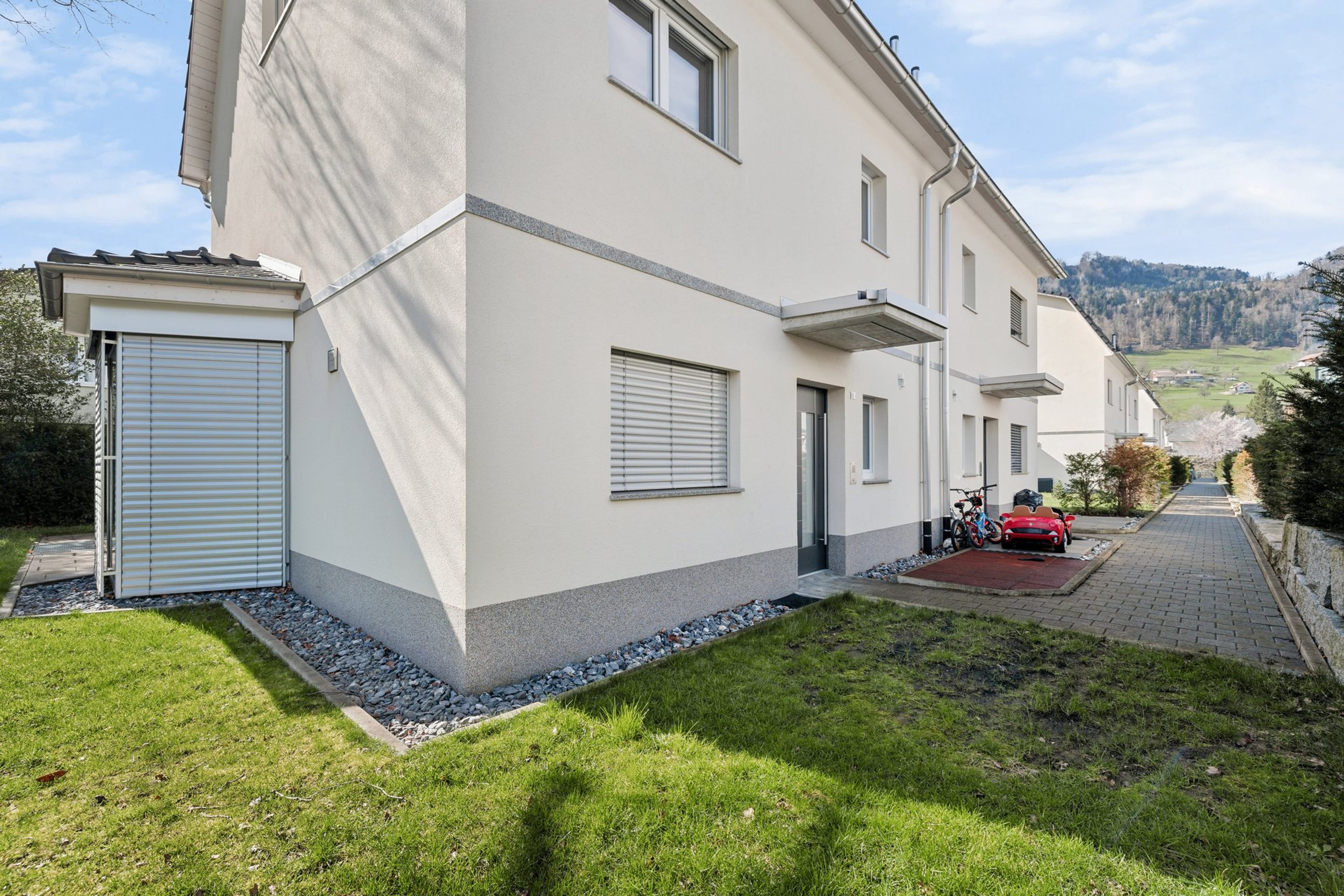 Stilvolles Wohnen: 5.5-Zimmer-Doppelhaus mit Wintergarten - 13