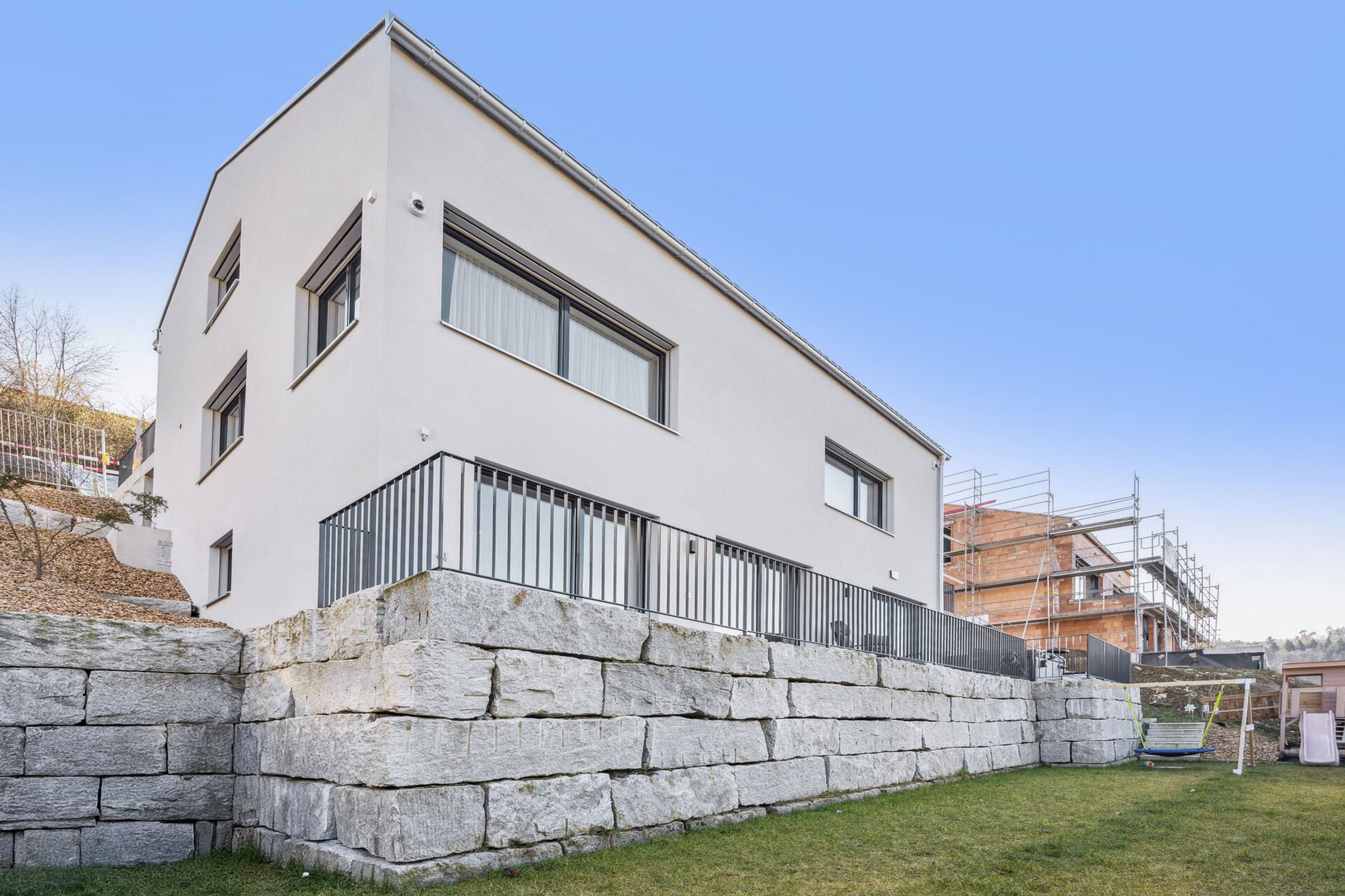 Exklusives Einfamilienhaus in erhöhter Hanglage – modernes Wohnen in naturnaher Umgebung - Bild 2