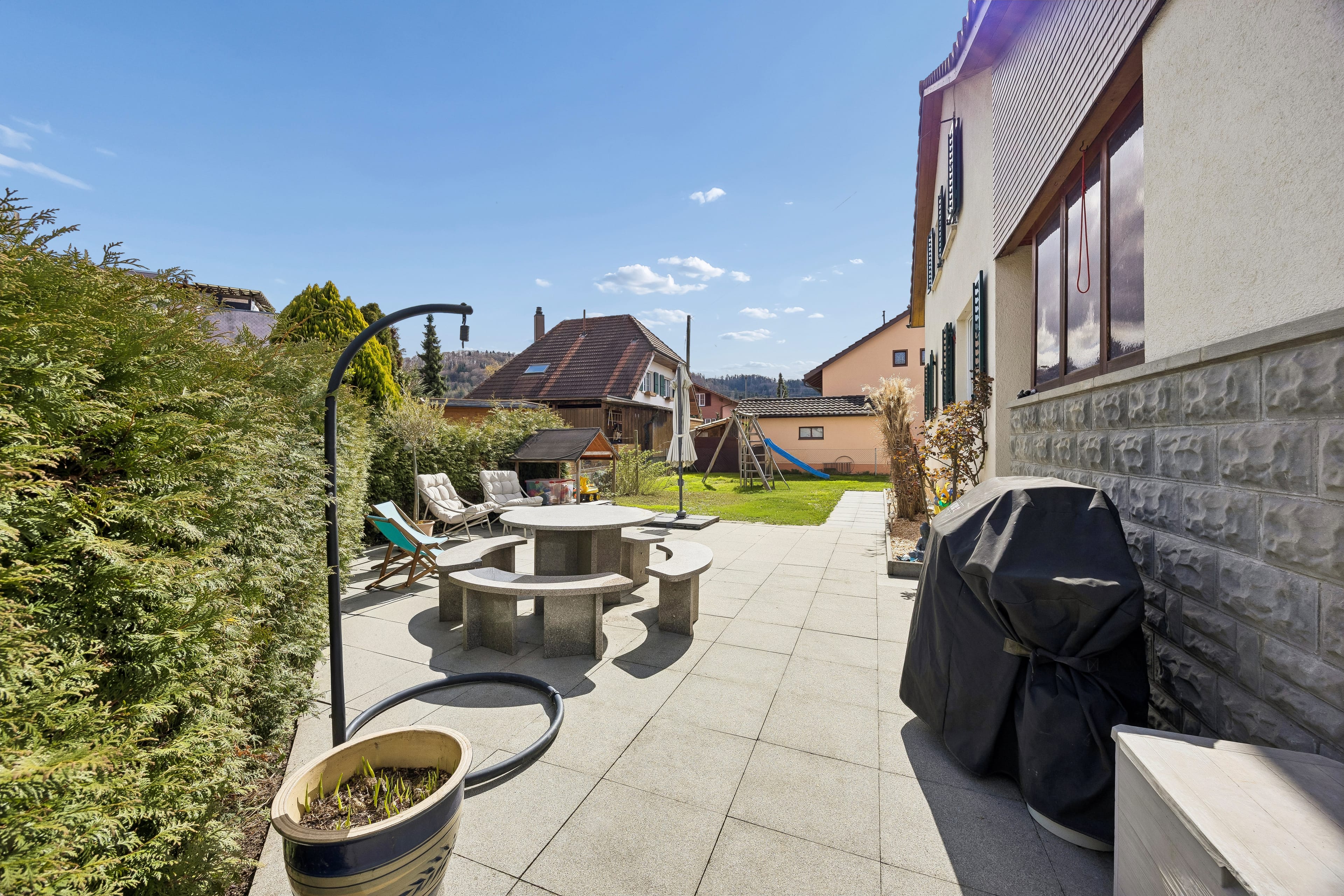 Einfamilienhaus mit Gartenidylle, grossem Aussenbereich und spannendem Ausbaupotenzial - 2