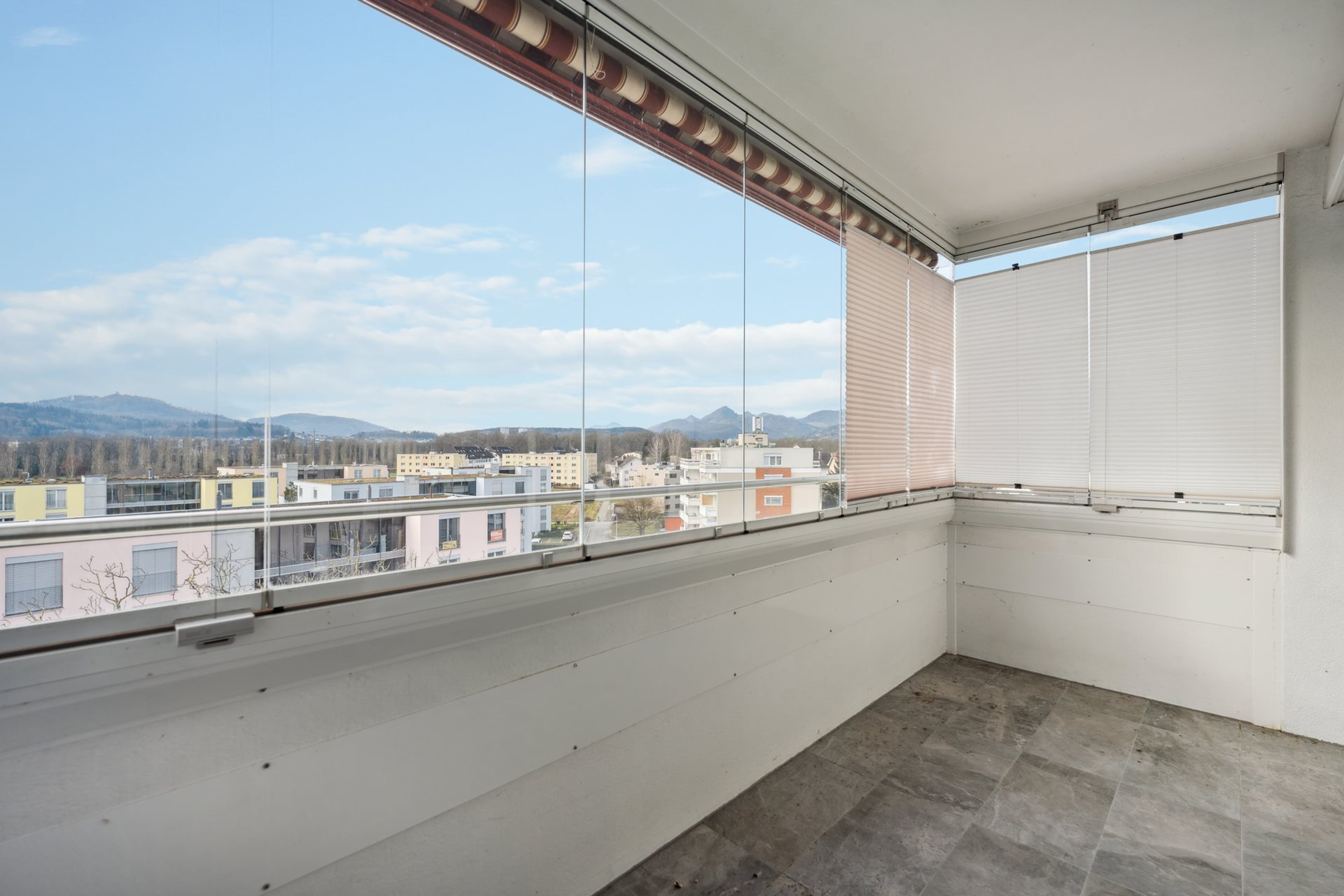Charmante 4.5-Zimmer-Wohnung mit Weitsicht - 2