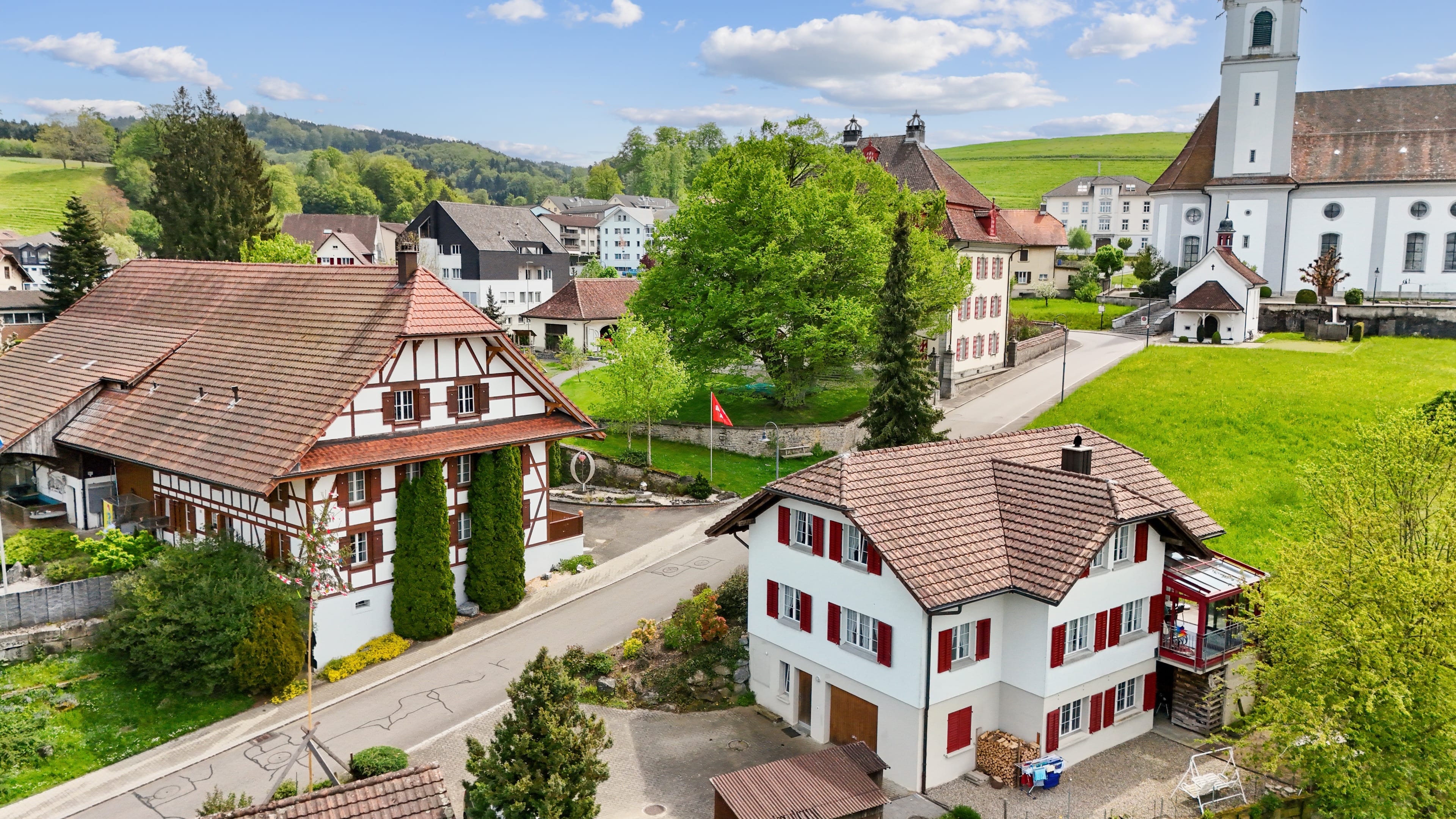 6.5 Zimmerwohnhaus mit Gartenparadies. Geeignet auch als Tierpension.