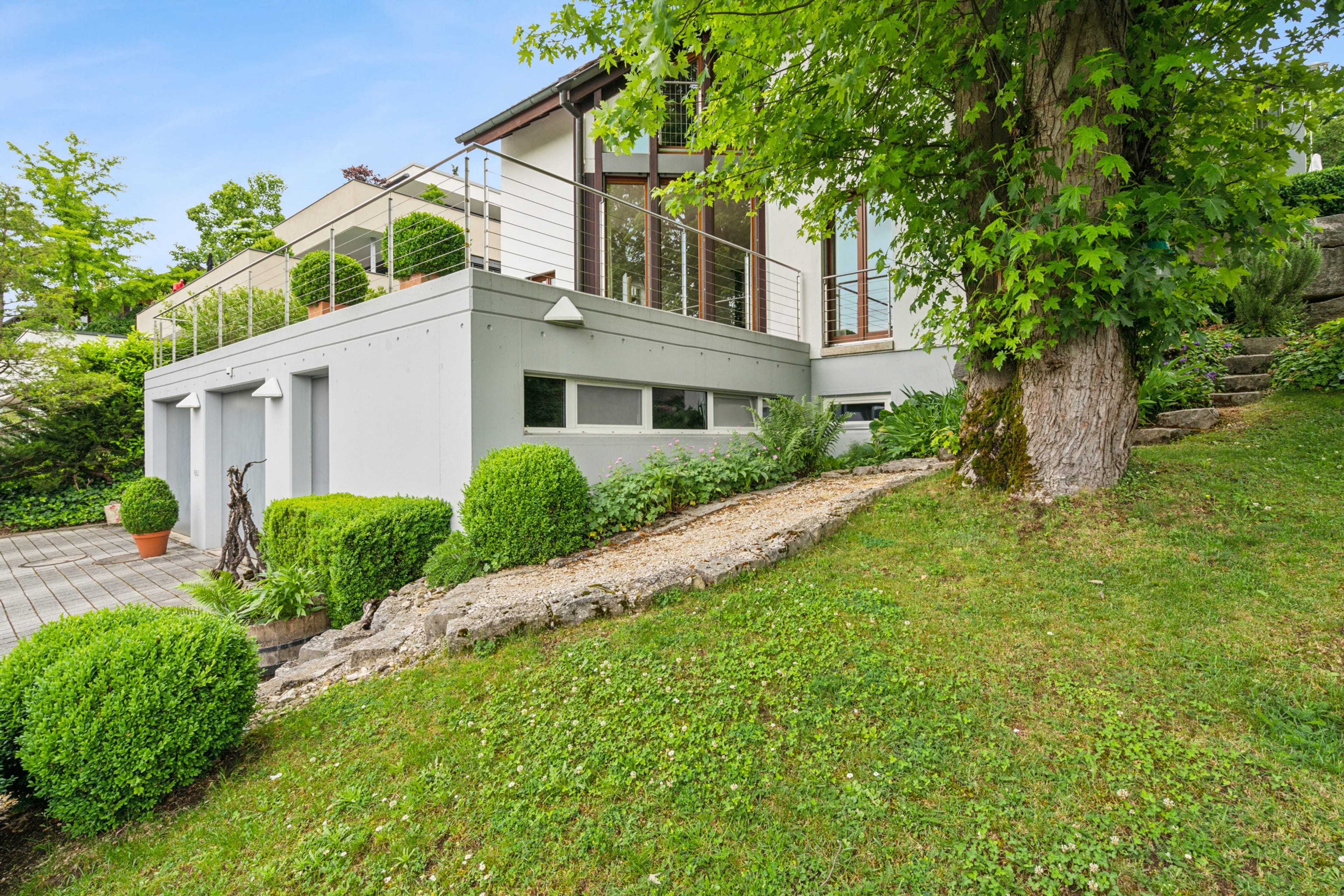 Charmantes Einfamilienhaus in sonniger Hanglage mit grossem Garten - 11