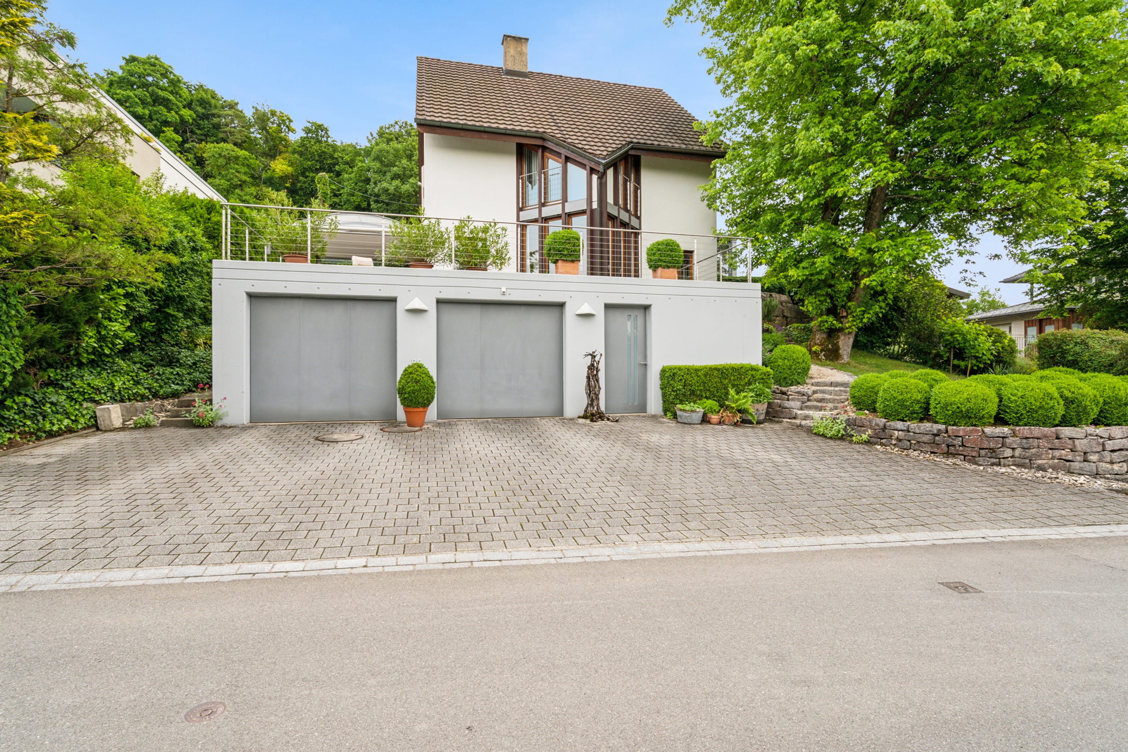 Charmantes Einfamilienhaus in sonniger Hanglage mit grossem Garten - 3