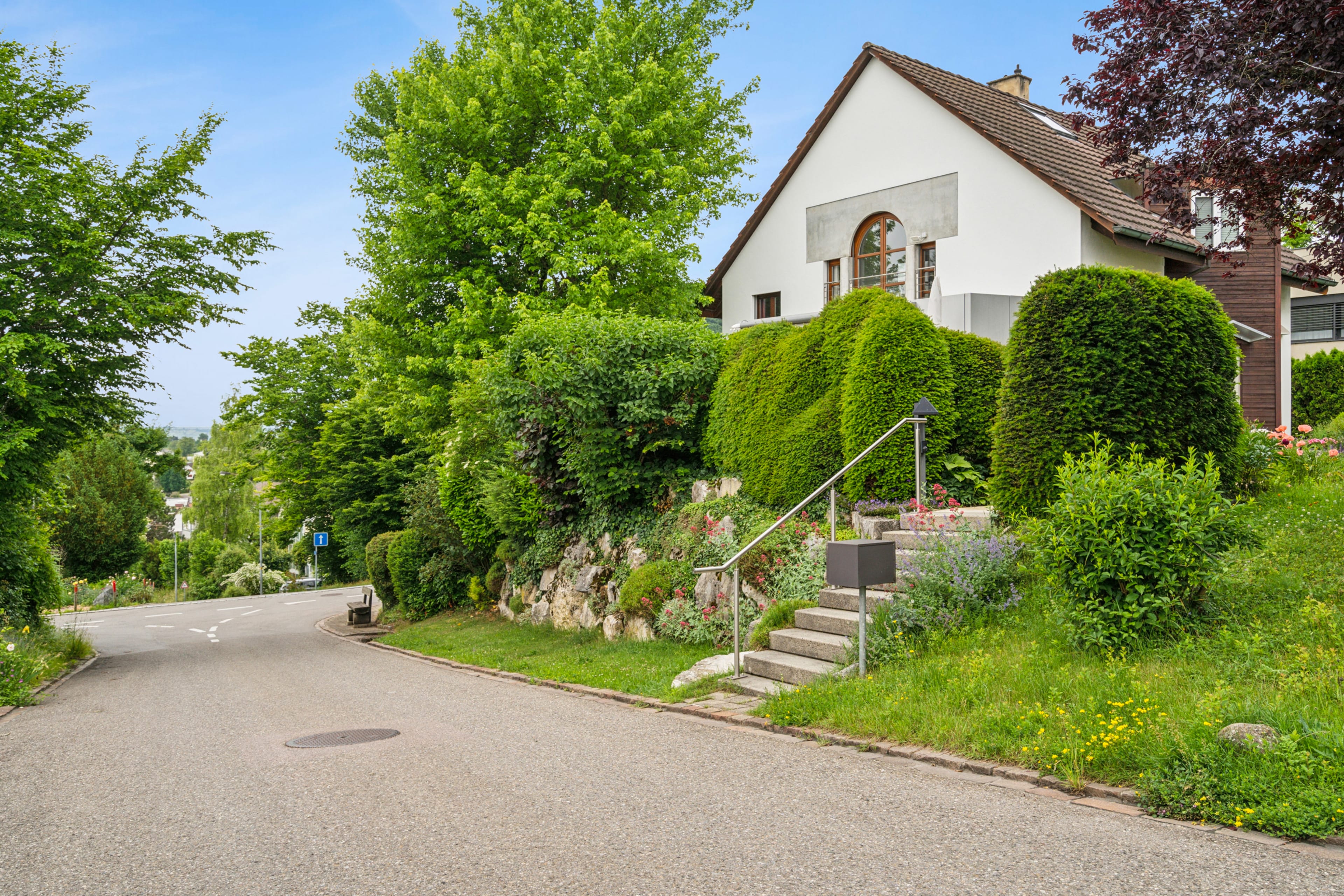 Charmantes Einfamilienhaus in sonniger Hanglage mit grossem Garten - 1