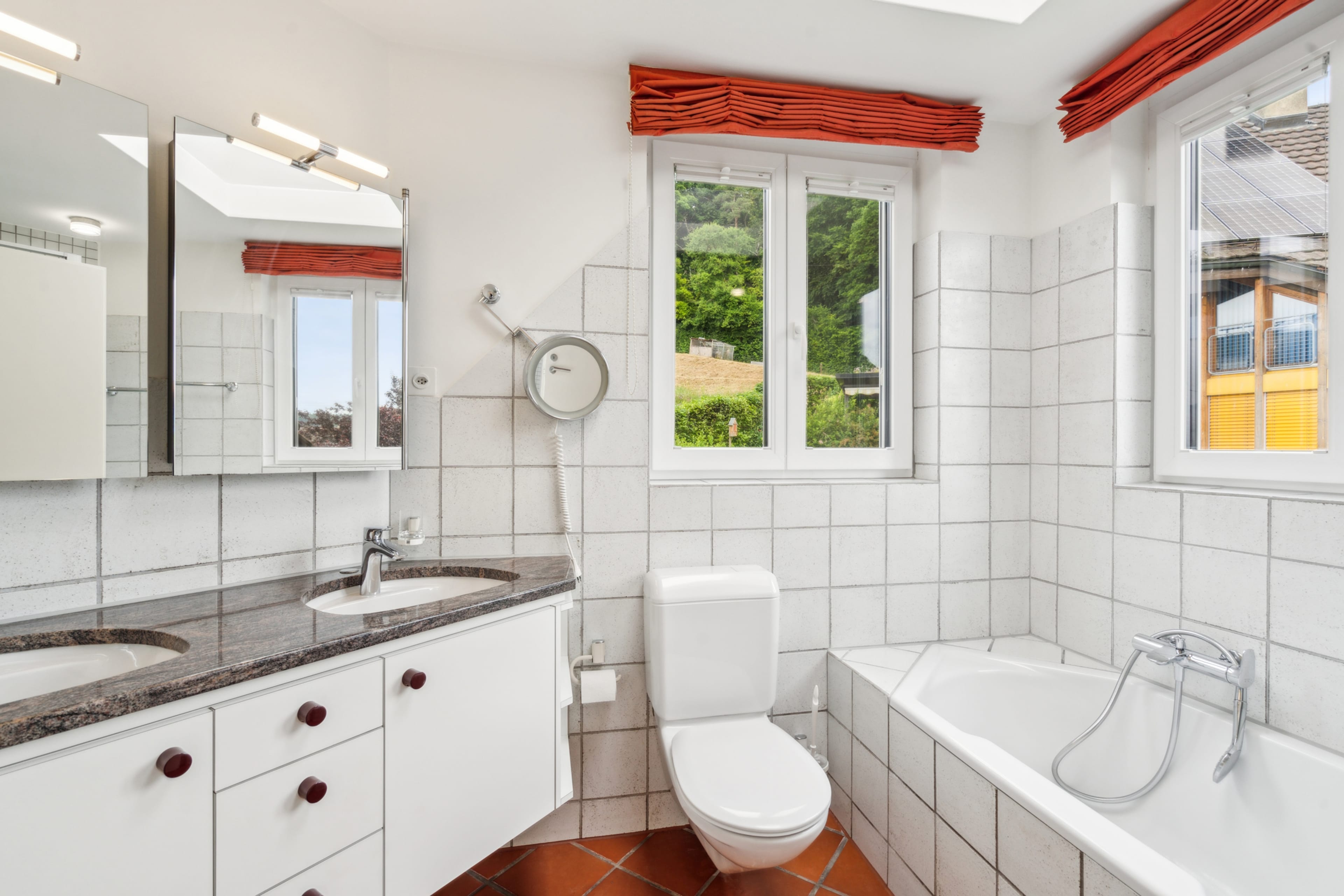 Charmantes Einfamilienhaus in sonniger Hanglage mit grossem Garten - 31