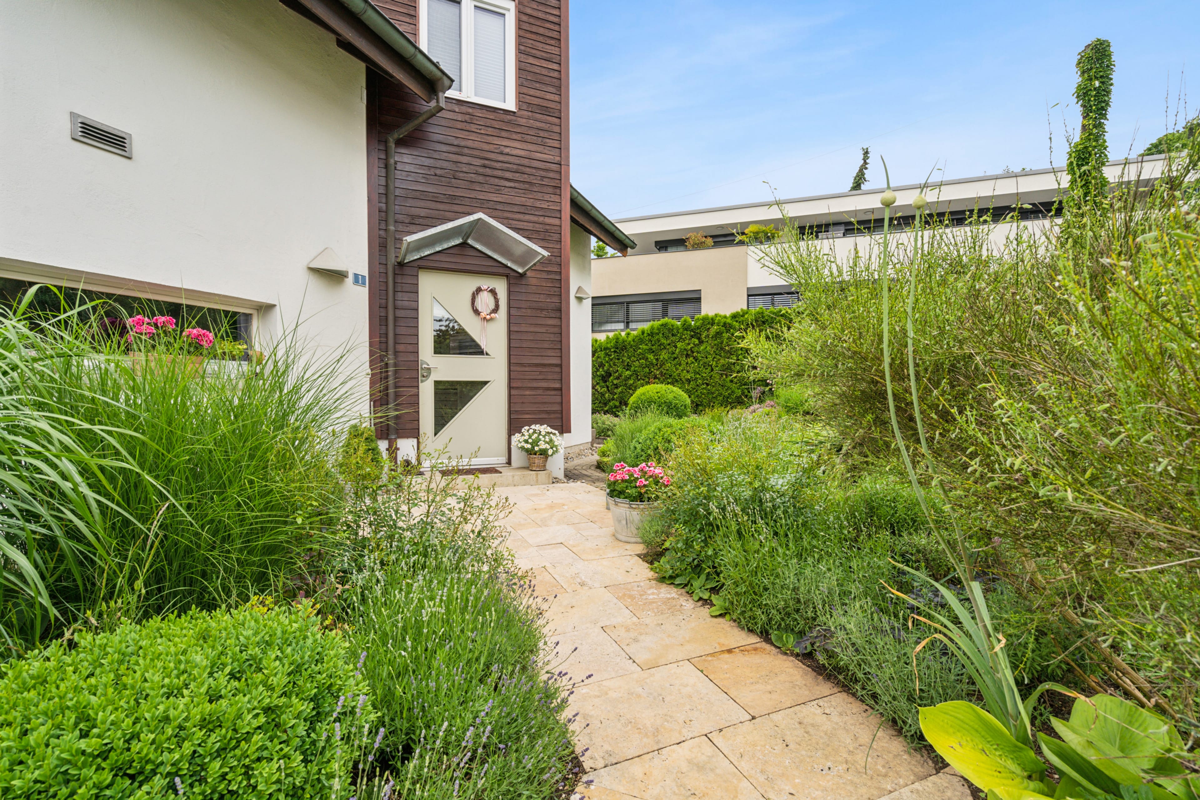 Charmantes Einfamilienhaus in sonniger Hanglage mit grossem Garten - 9
