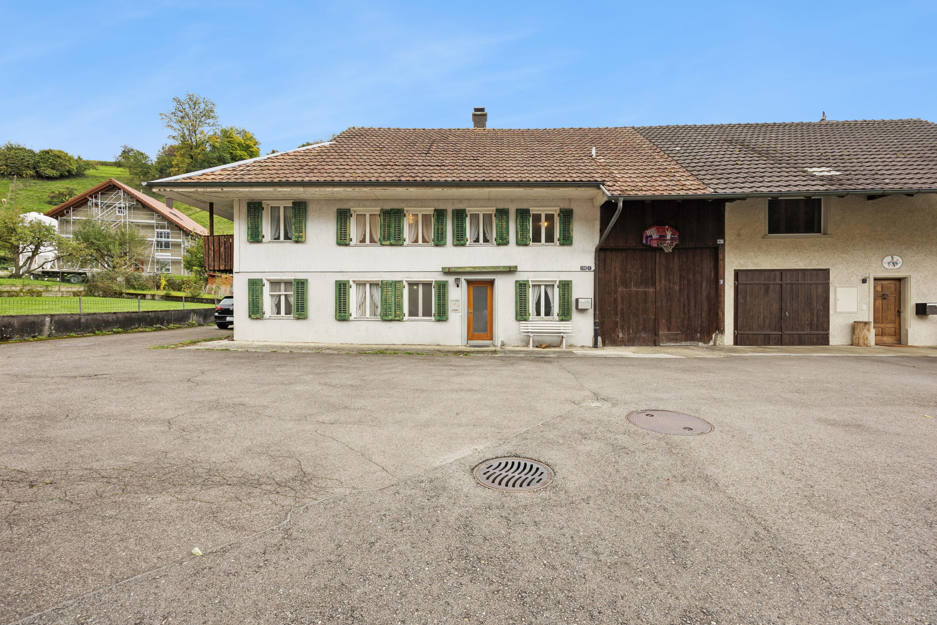 Grosszügiges 7-Zimmer-Haus in Leibstadt mit grosser Dachterrasse und viel Potenzial - 1