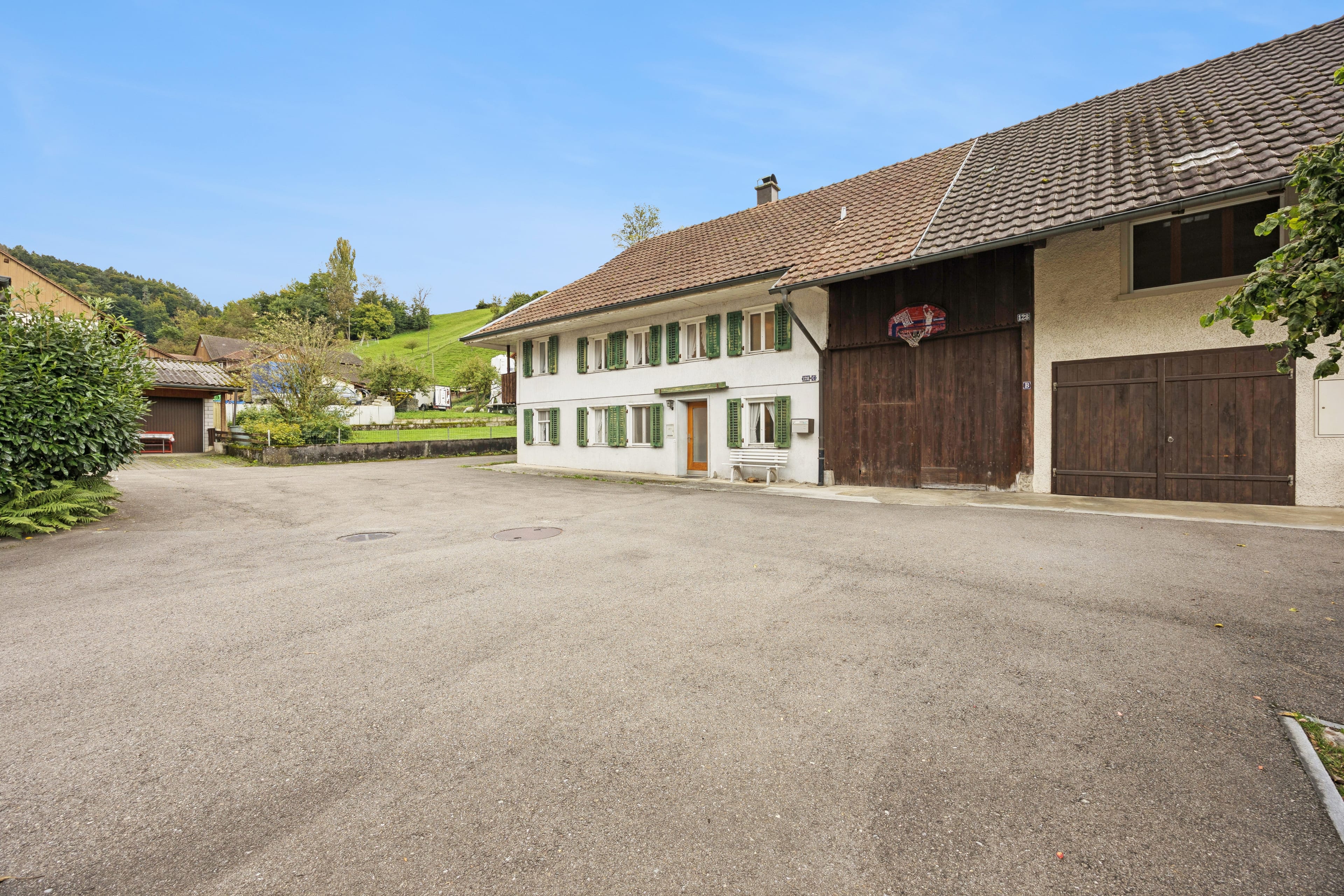 Grosszügiges 7-Zimmer-Haus in Leibstadt mit grosser Dachterrasse und viel Potenzial - 2